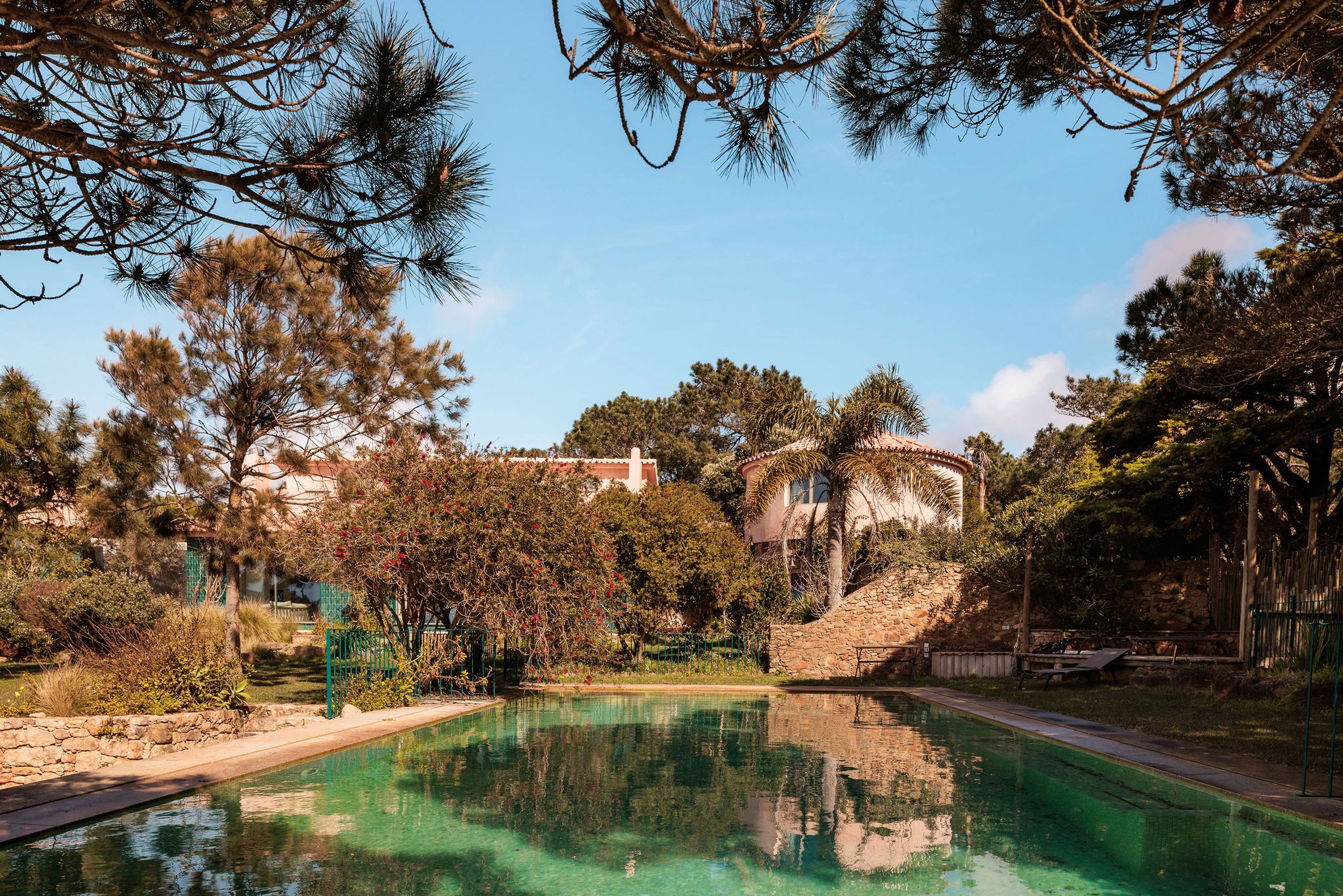 maison avec piscine décoration contemporaine Portugal