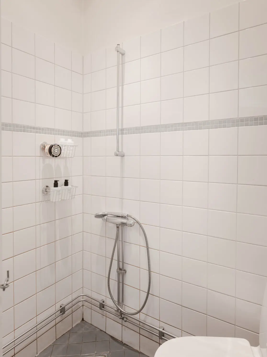salle de bain blanche studio 24m2 salle de bain blanche studio 24m2