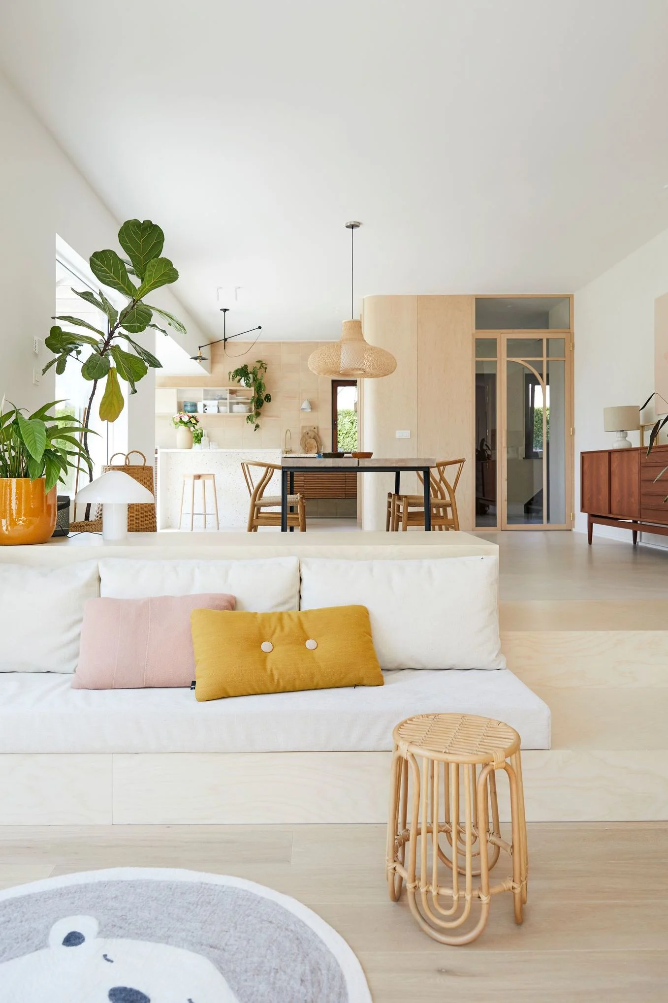salon sur deux niveaux décoration contemporaine