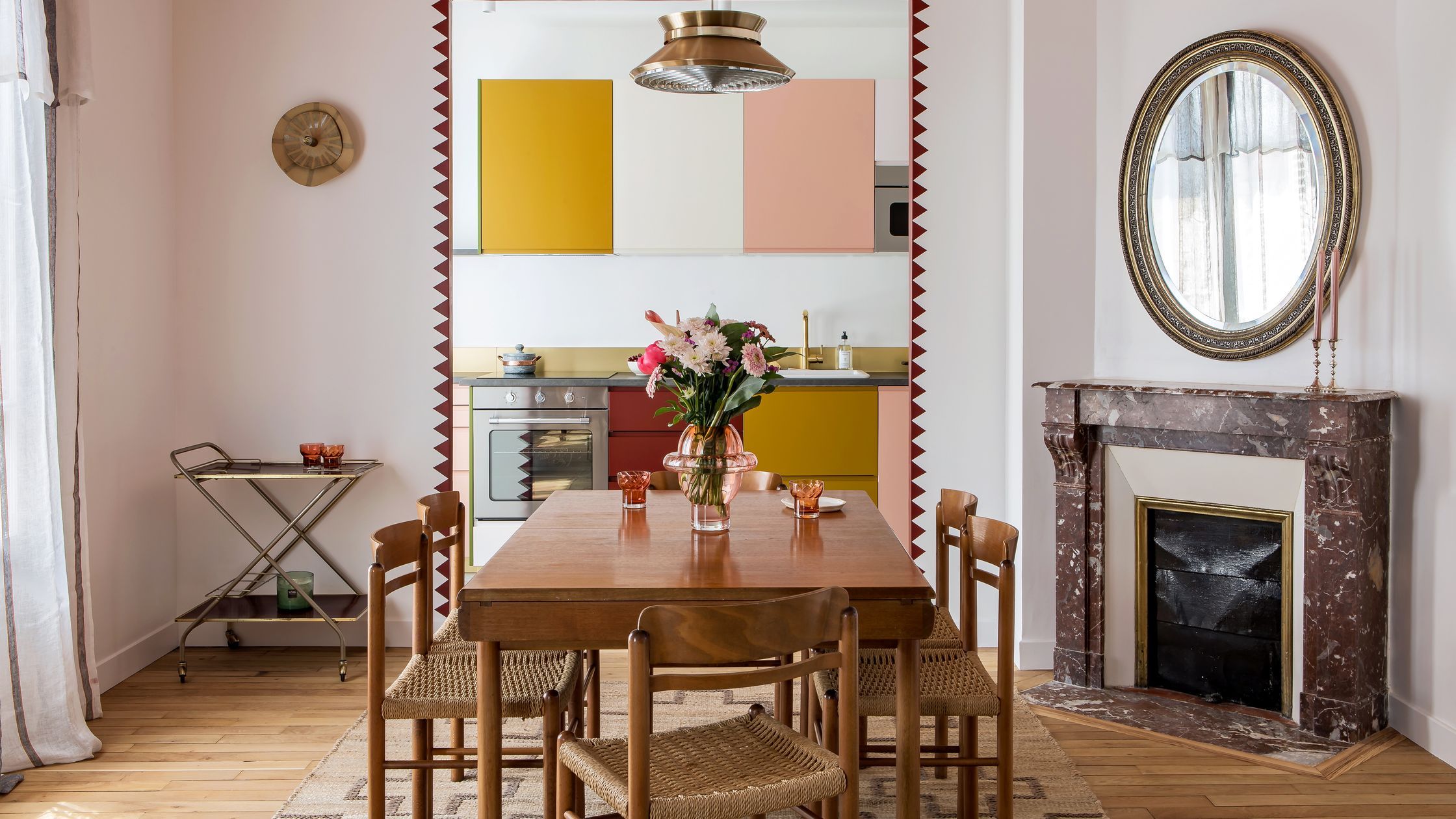 salon avec cheminée marbre et cuisine appartement Paris par IKEA salon avec cheminée marbre et cuisine appartement Paris par IKEA