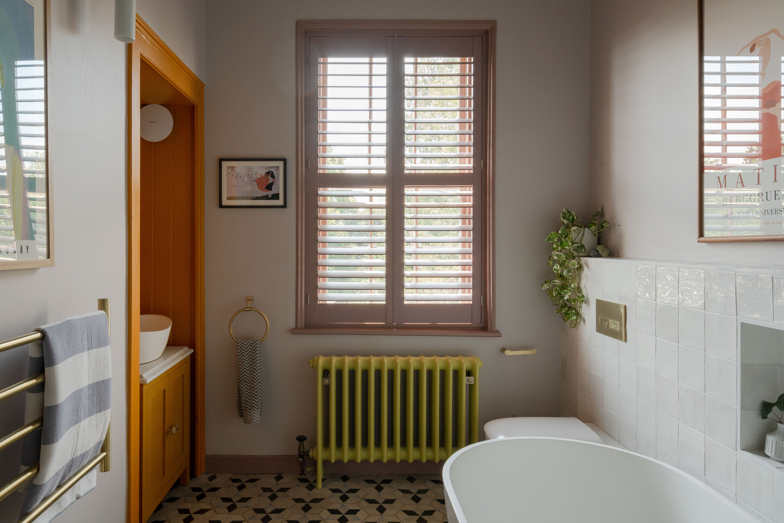salle de bain avec sol carreaux de ciment ancien et baignoire îlot salle de bain avec sol carreaux de ciment ancien et baignoire îlot
