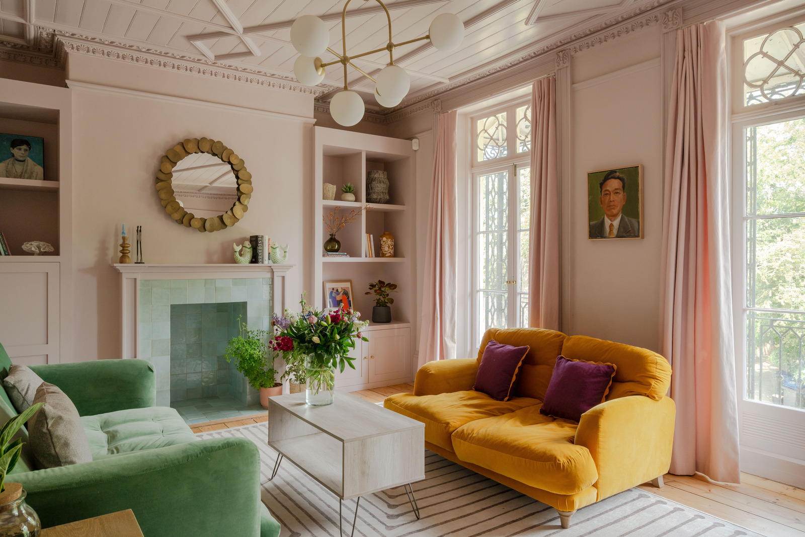 salon anglaise décoration colorée rose canapé jaune salon anglaise décoration colorée rose canapé jaune