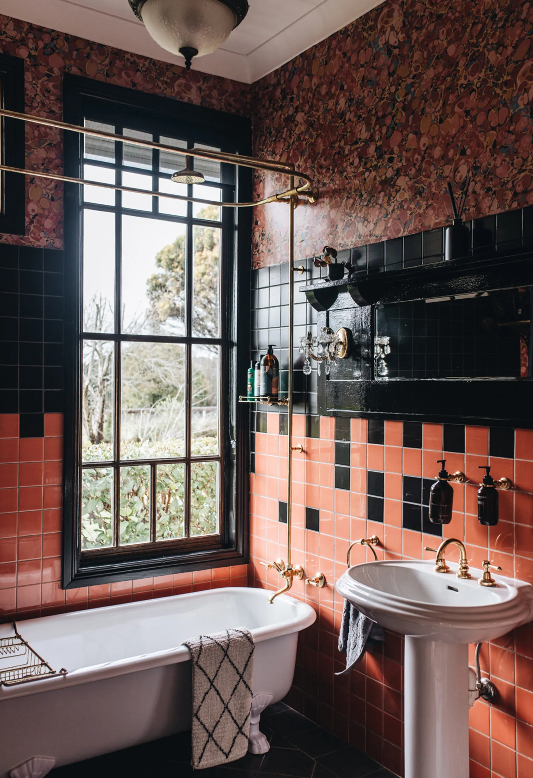 salle de bain noire et terracotta 