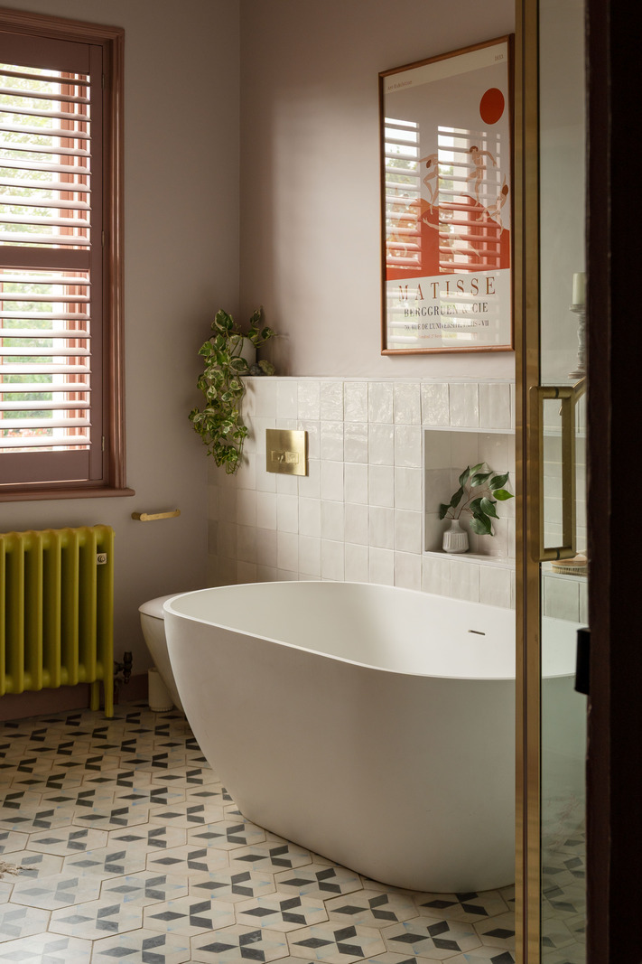salle de bain avec sol carreaux de ciment ancien et baignoire îlot salle de bain avec sol carreaux de ciment ancien et baignoire îlot