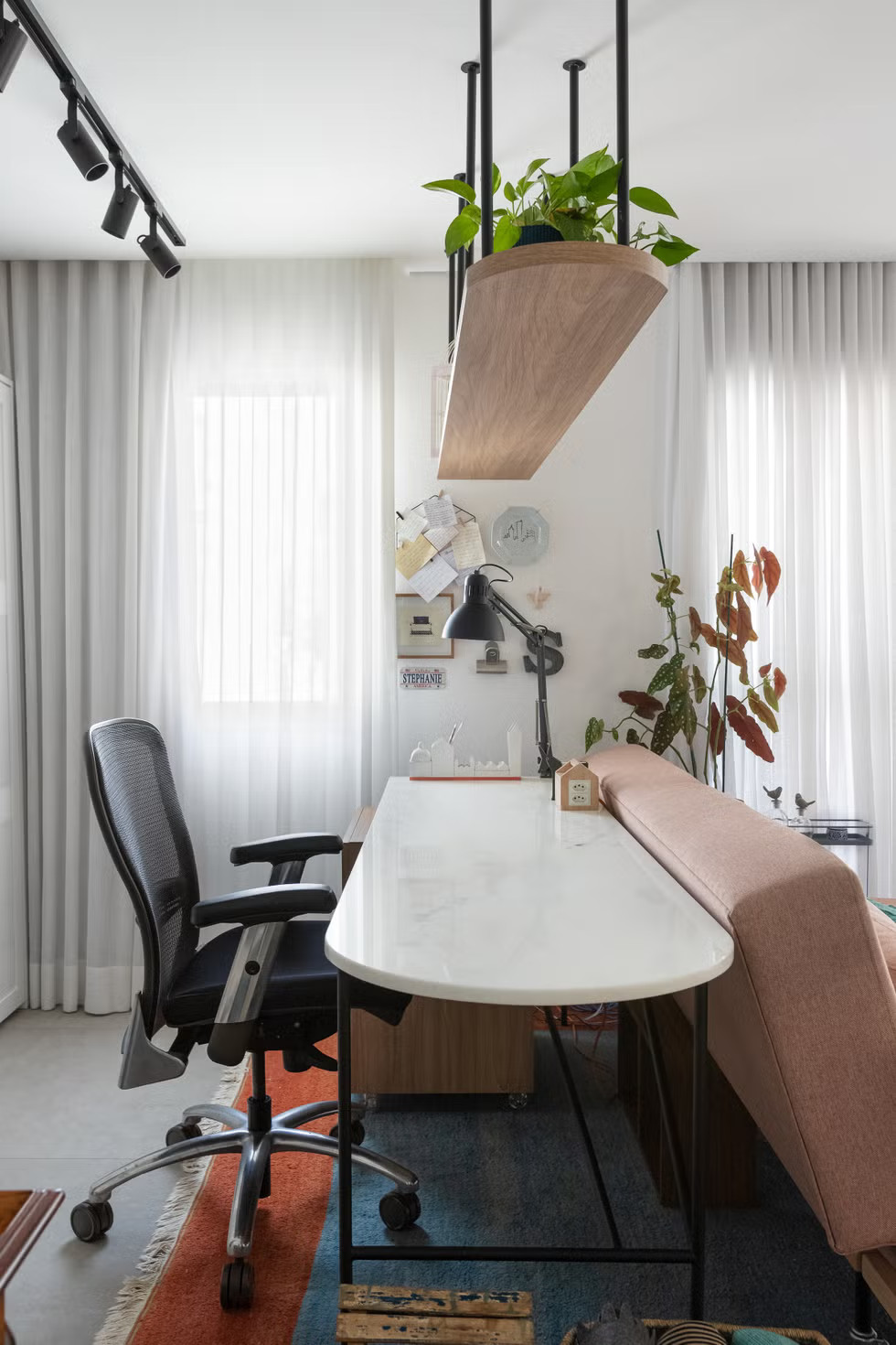 salon avec espace bureau décoration vintage appartement 70m2