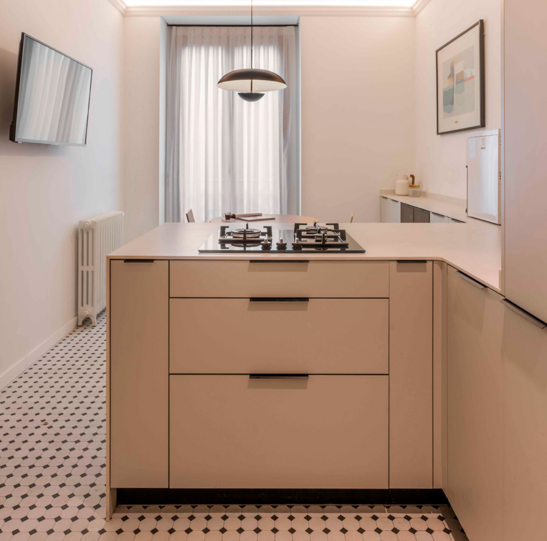 cuisine design blanche sol cabochon blanc et noir