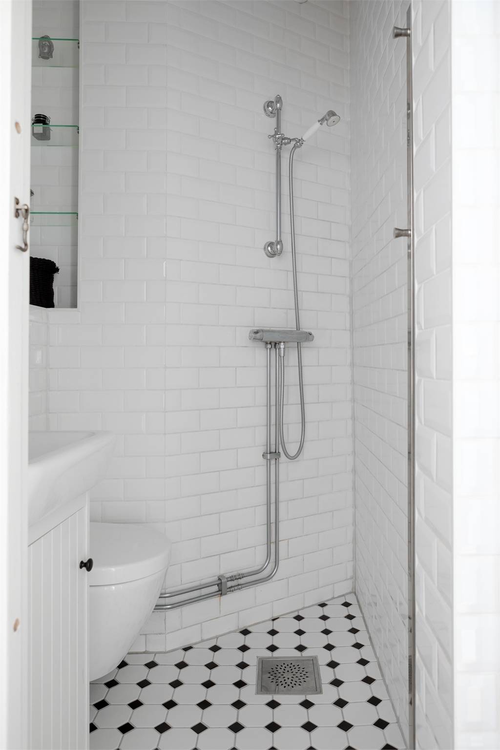 petite salle d petite salle d'eau avec douche italienne et sol cabochons noirs et blancs