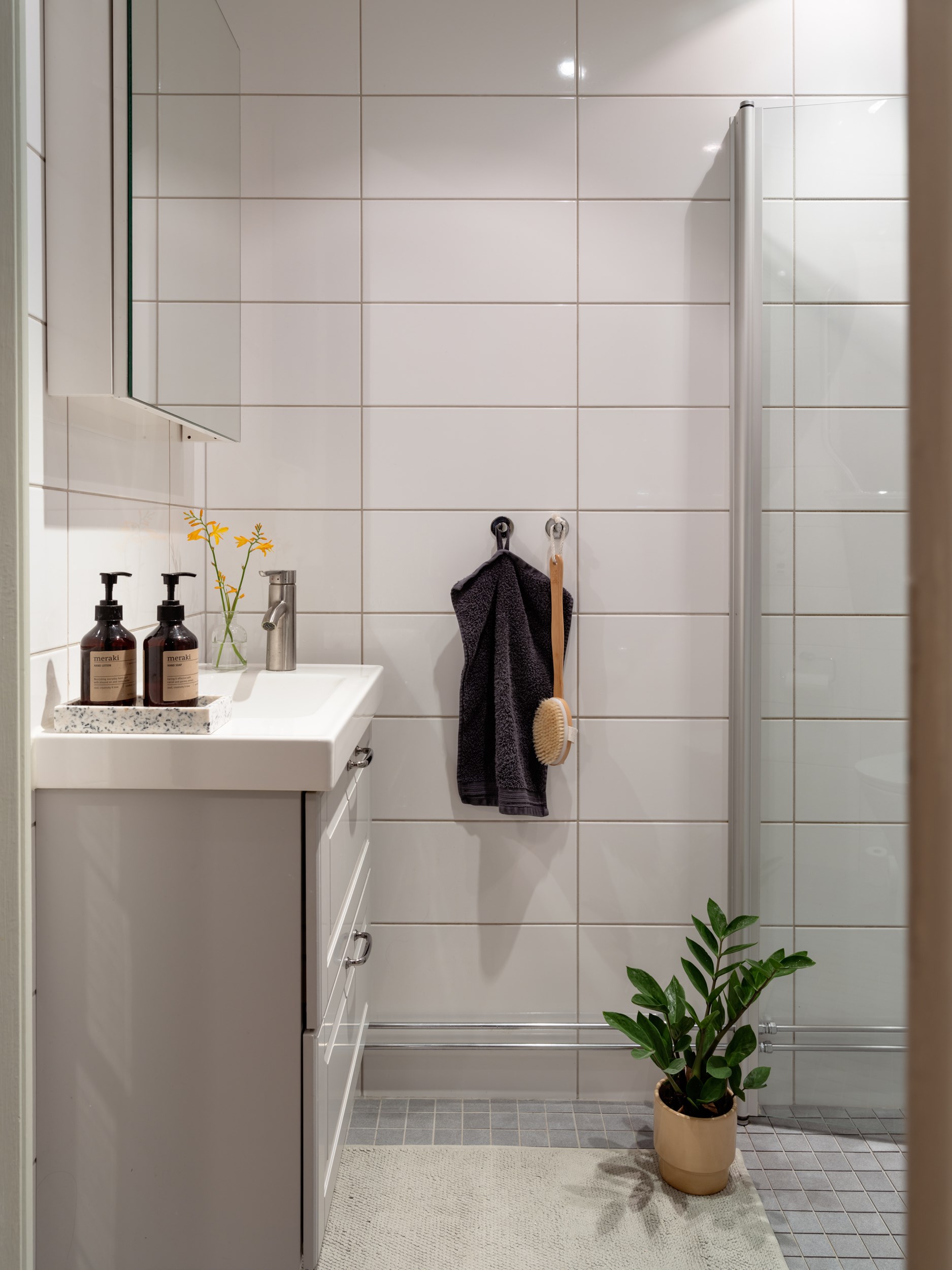 salle de bain moderne blanche et grise