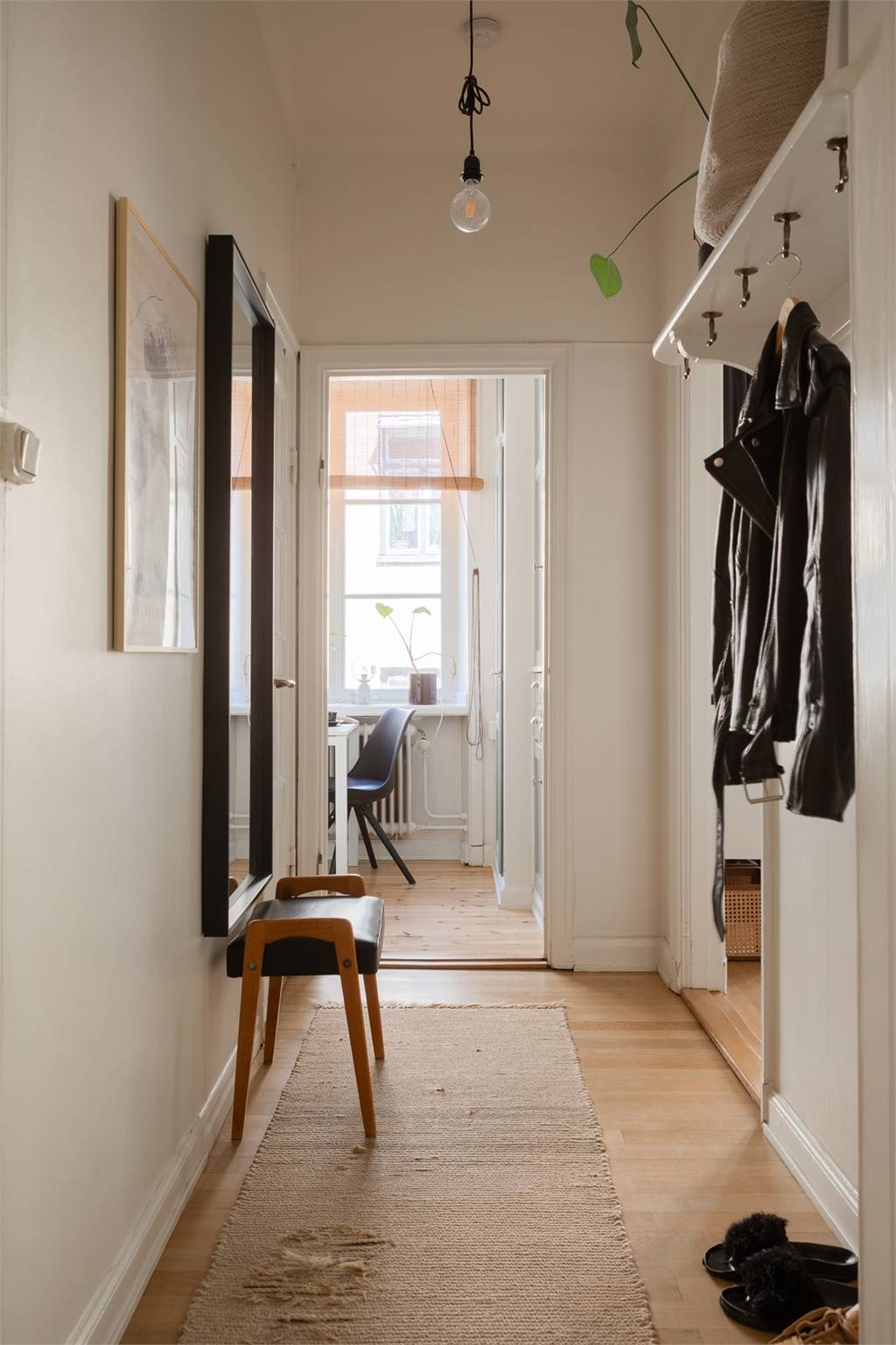 entrée avec porte-manteaux et banc entrée avec porte-manteaux et banc