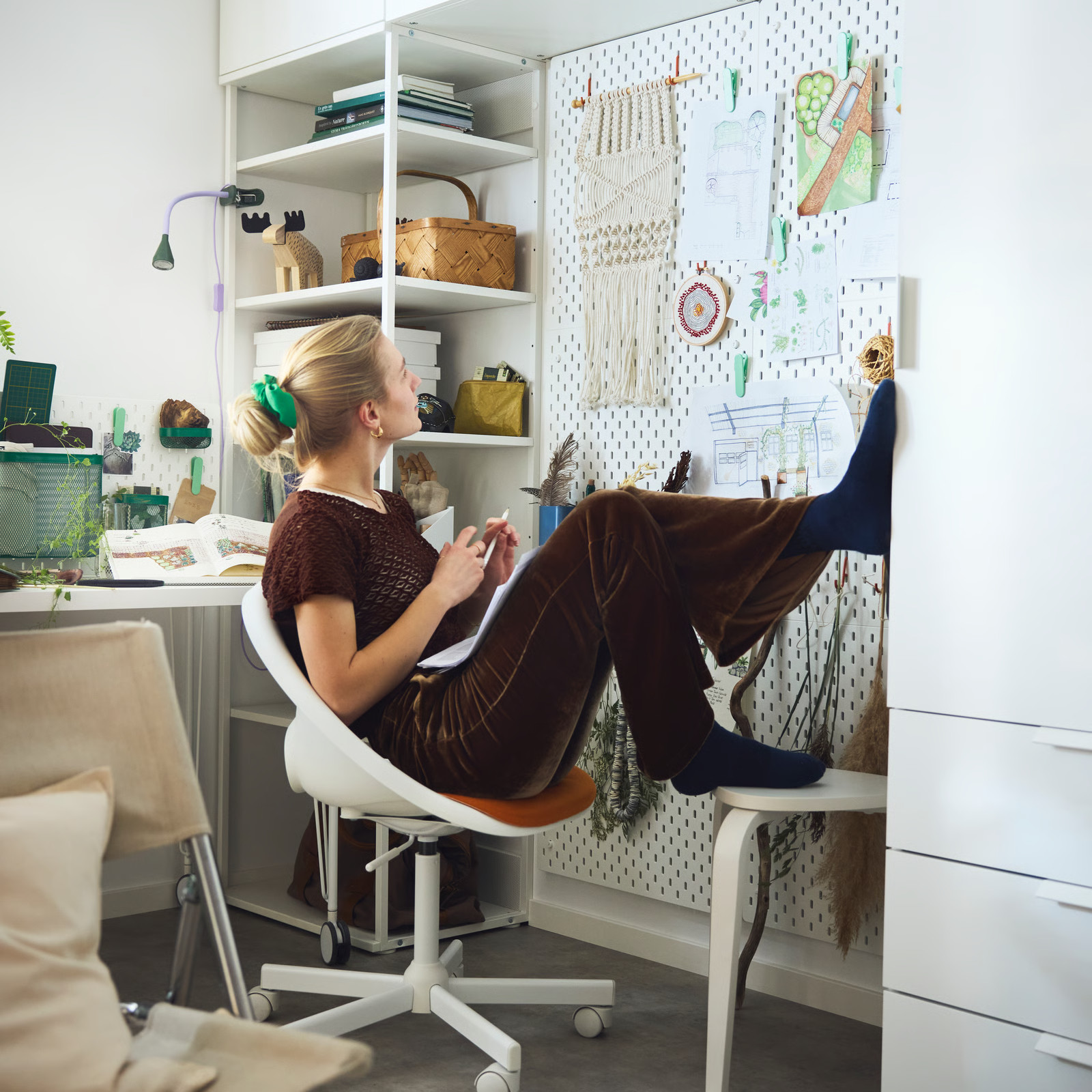 bureau IKEA avec panneau perforé aménagement logement étudiant bureau IKEA avec panneau perforé aménagement logement étudiant