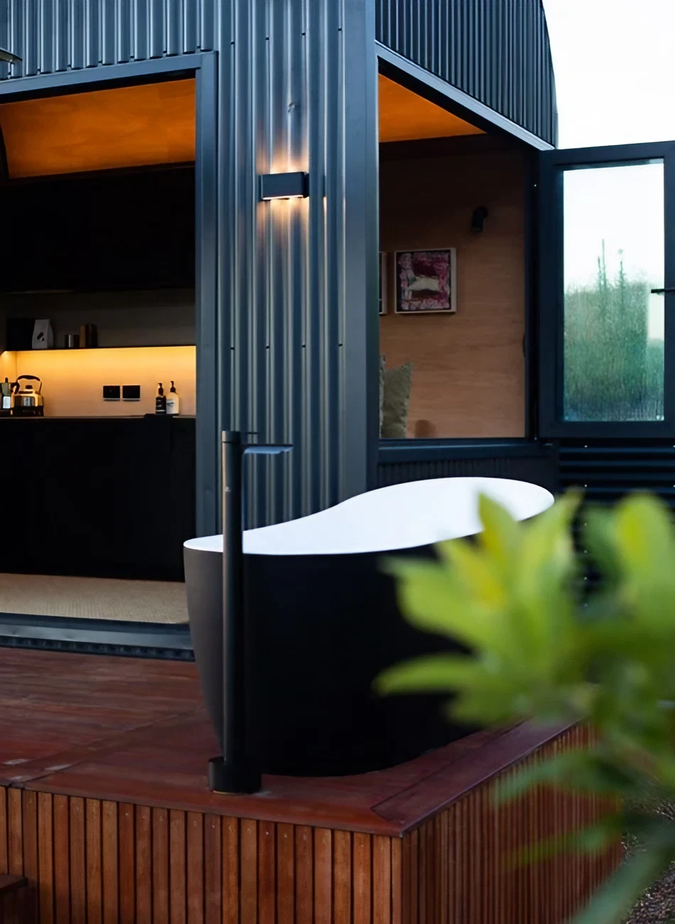 petite maison 20m2 avec terrasse bois Base Cabin et baignoire extérieure