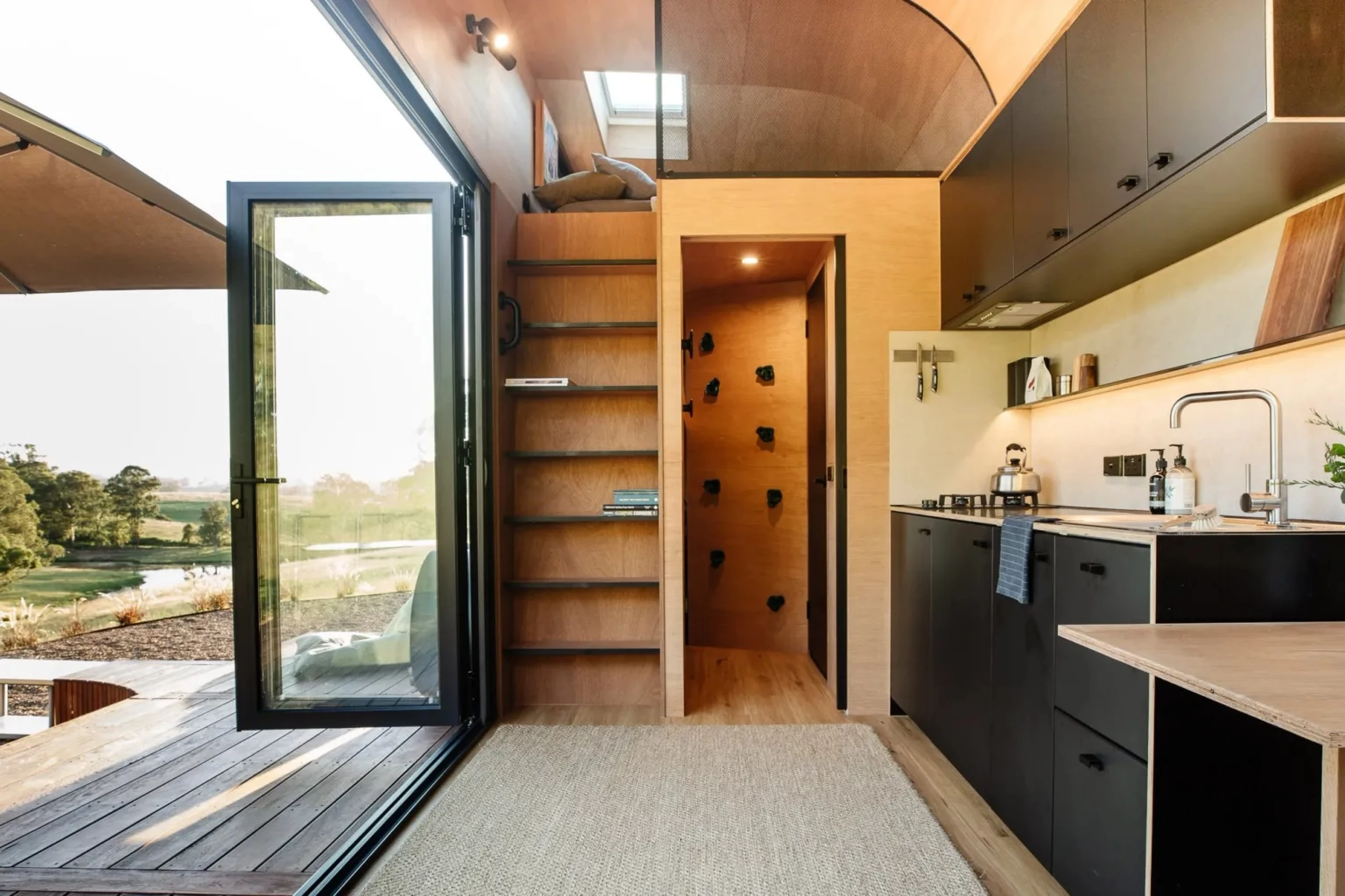 intérieur petite maison 20m2 avec terrasse bois Base Cabin