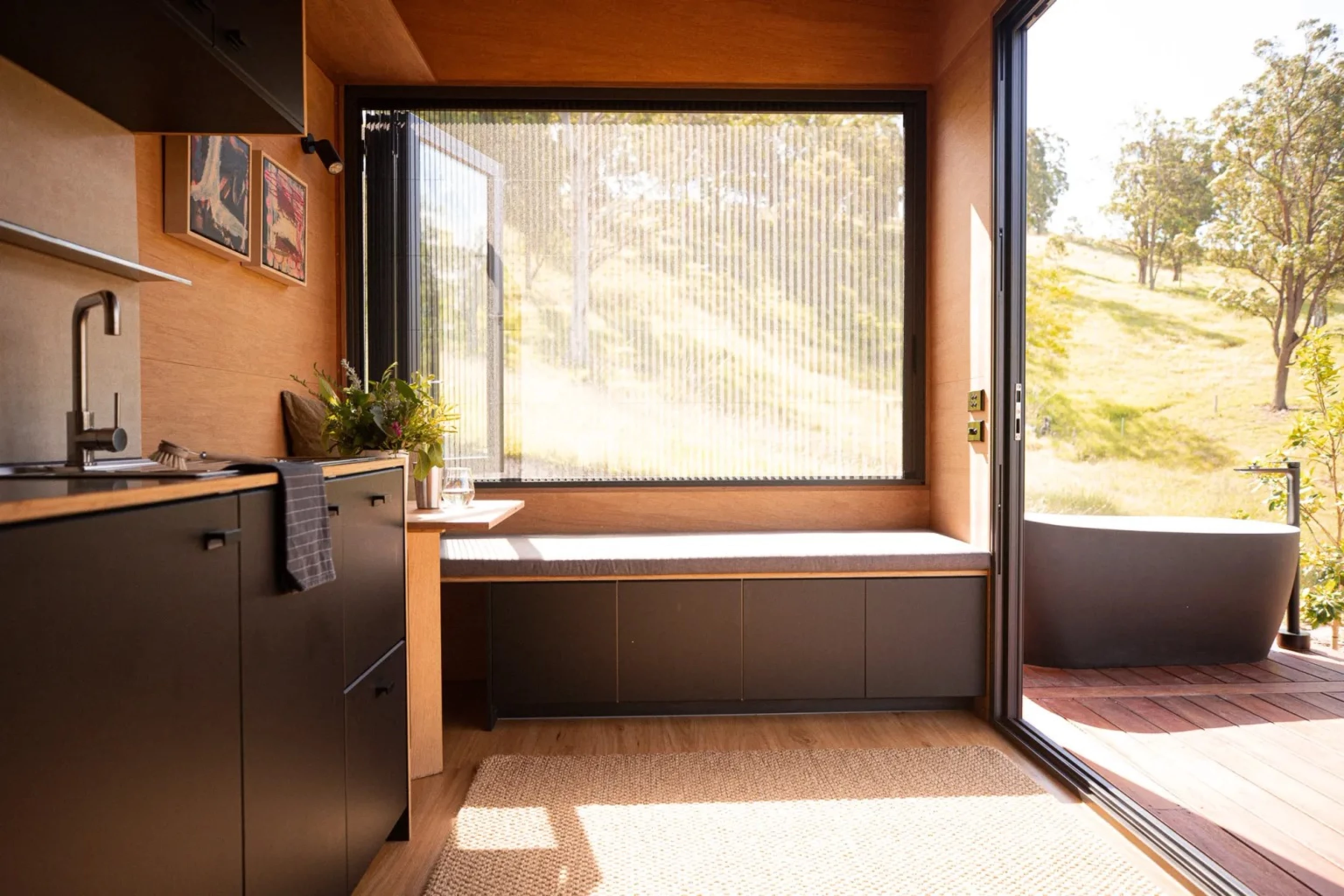intérieur petite maison 20m2 avec terrasse bois Base Cabin