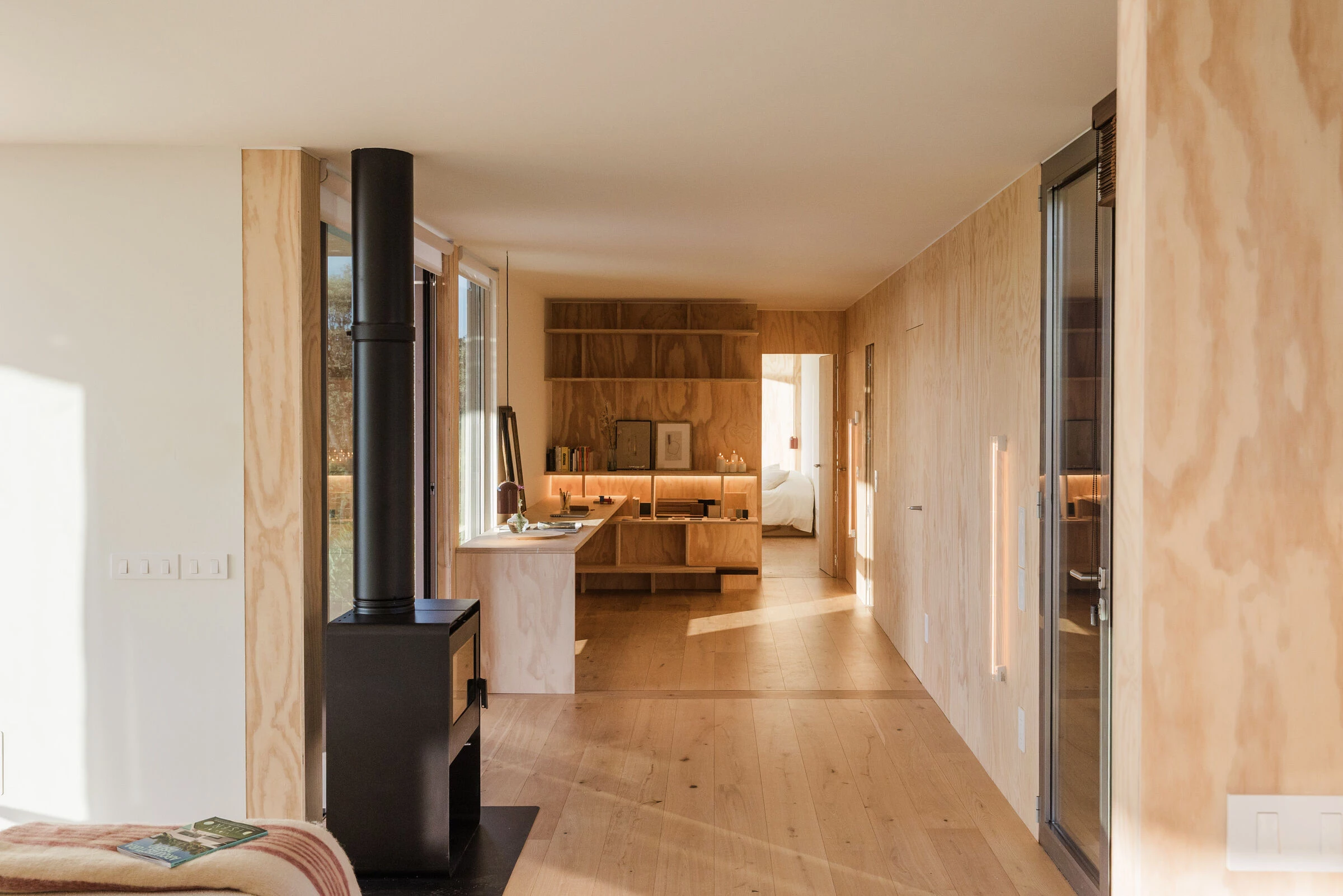 bureau et salon avec baies vitrées décoration contemporaine et naturelle Tini Living