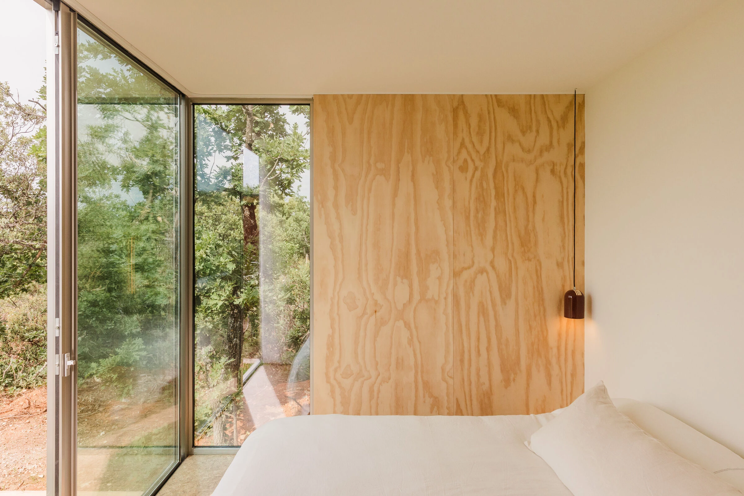 chambre avec baies vitrées décoration contemporaine et naturelle Tini Living