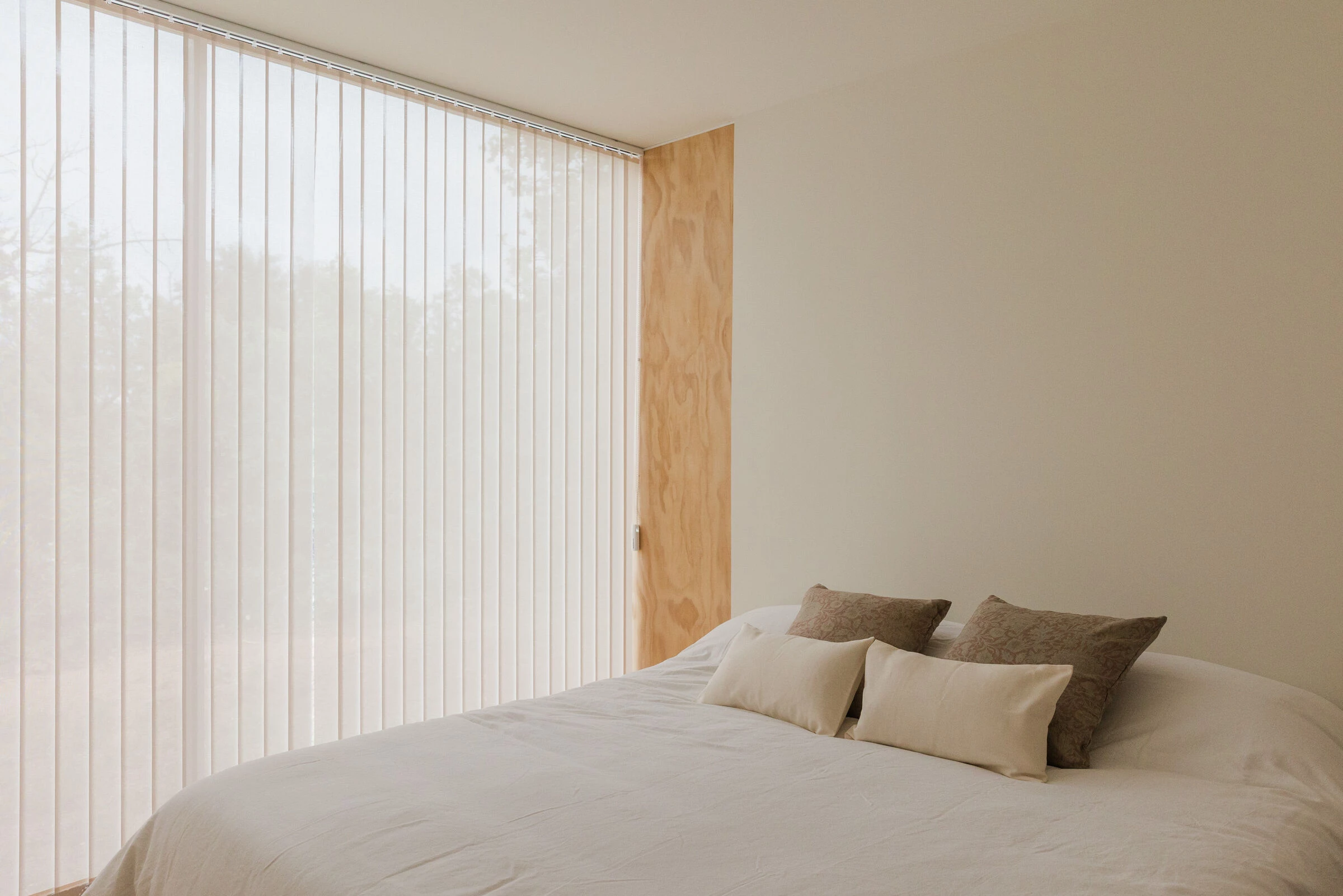 chambre avec baies vitrées décoration contemporaine et naturelle Tini Living
