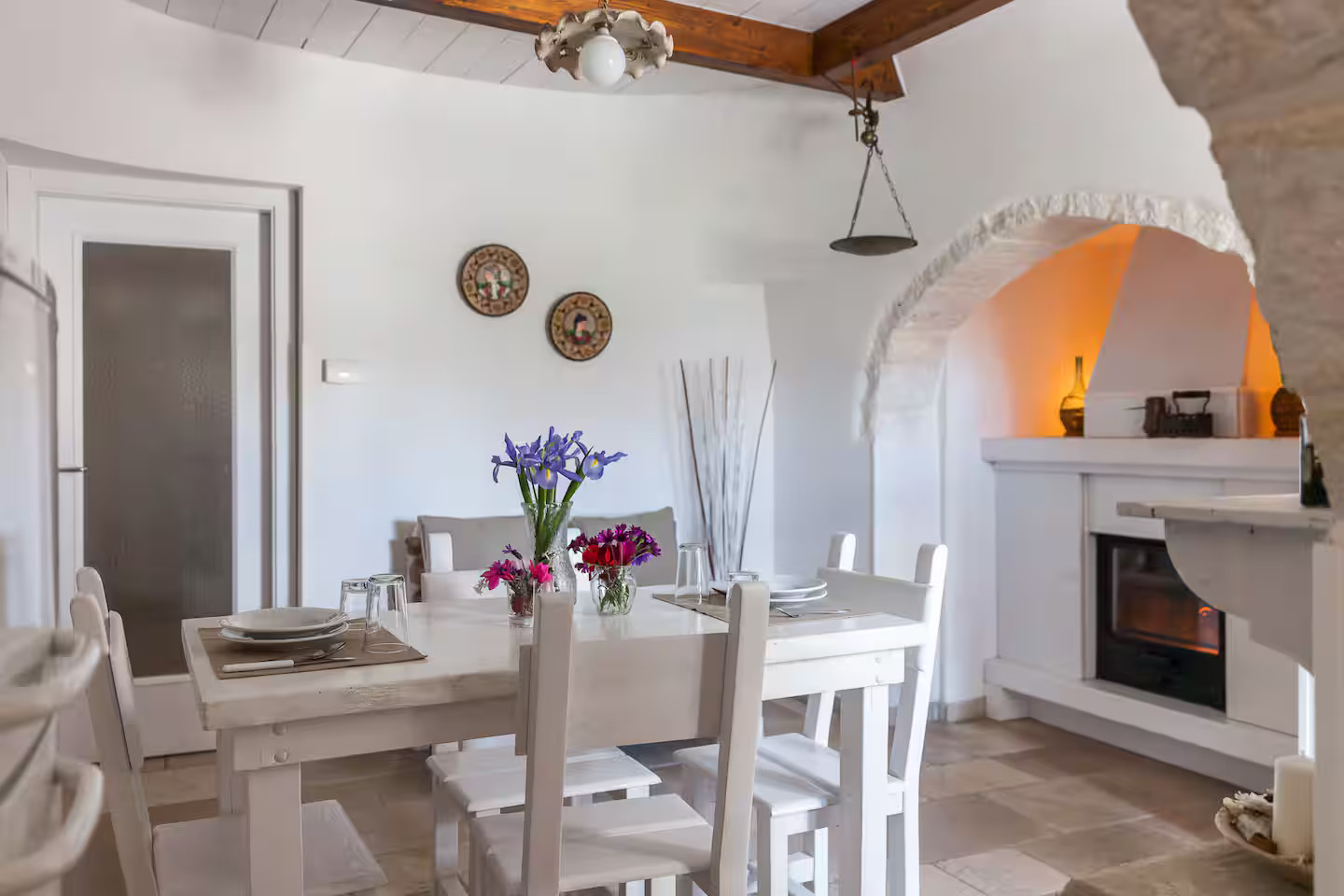 salle à manger avec cheminée trullo Pouilles salle à manger avec cheminée trullo Pouilles