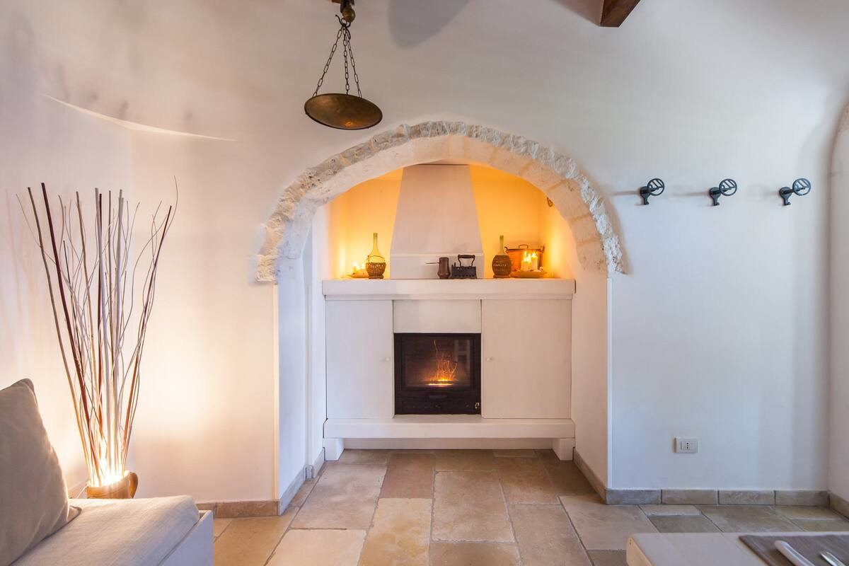 salon avec cheminée trullo Pouilles salon avec cheminée trullo Pouilles
