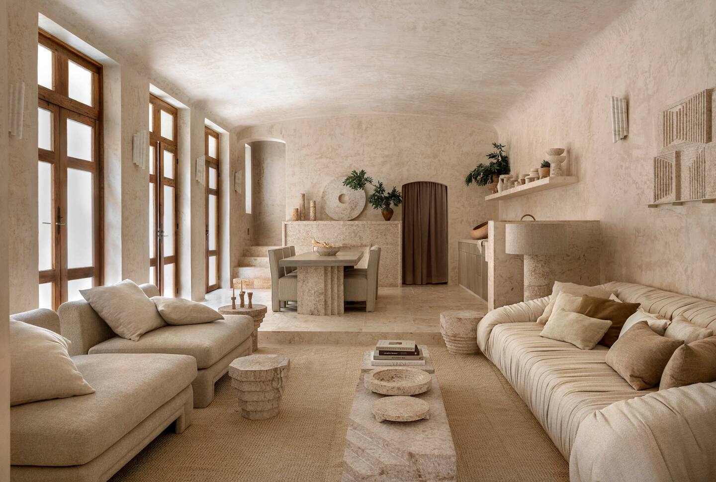 Une maison à la lumière beige et ses piscines à Tulum