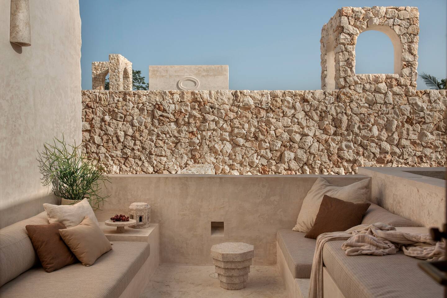 terrasse avec vieux mur de pierres terrasse avec vieux mur de pierres