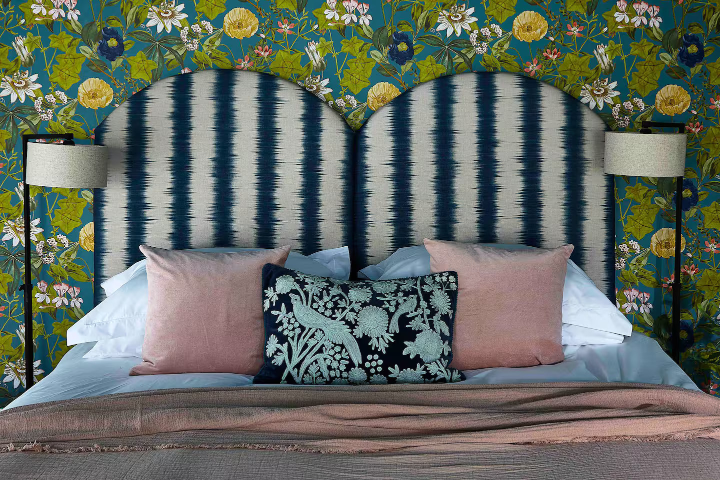 chambre décoration contemporaine avec papier-peint vintage
