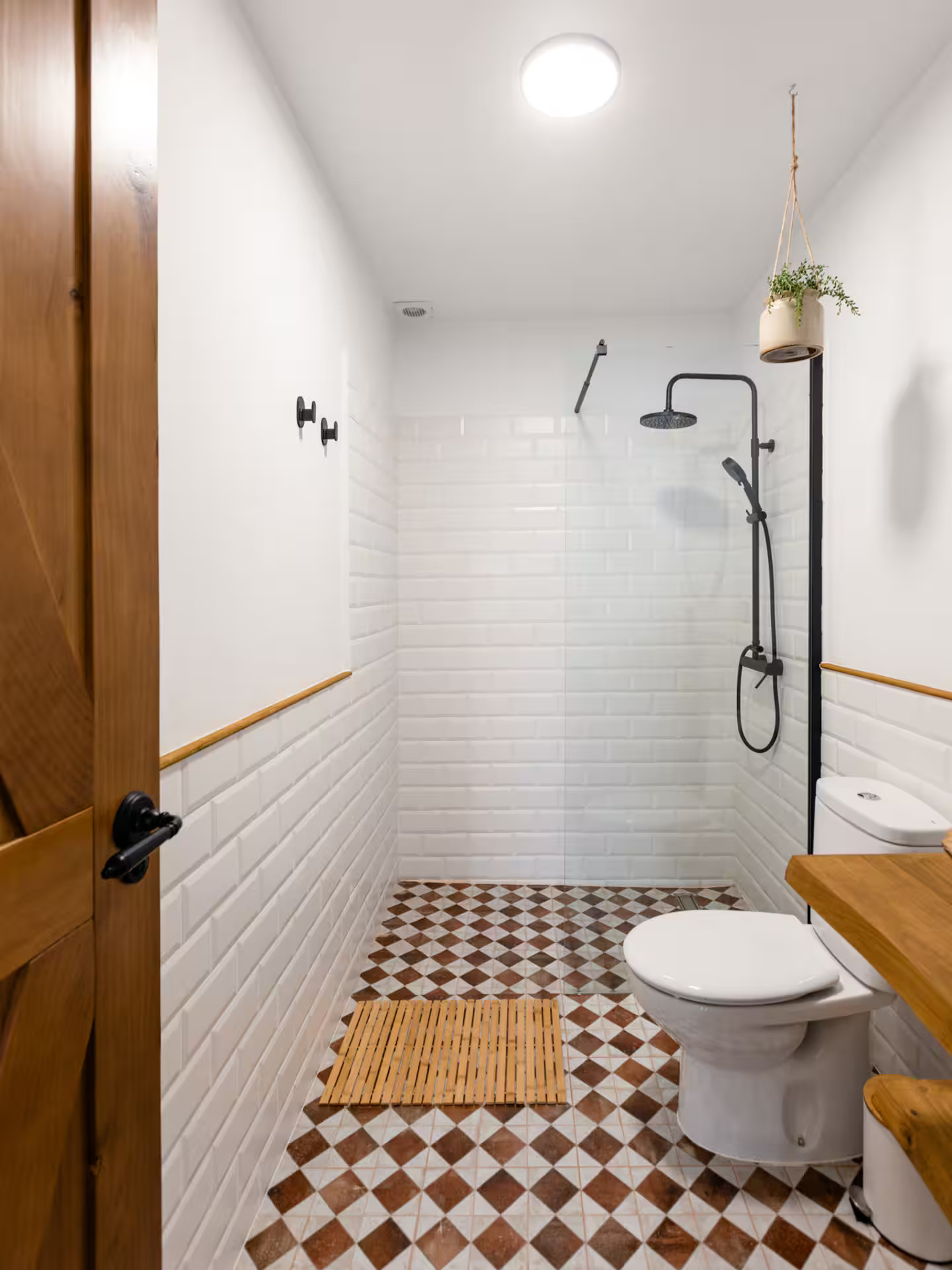 salle de bain ocre et blanche carrelage damier
