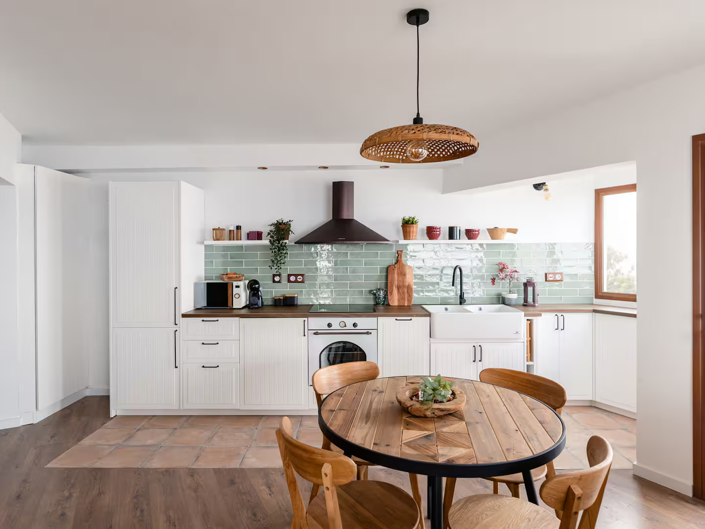 cuisine blanche carrelage vert appartement vue mer et montagne Laurel Retreat