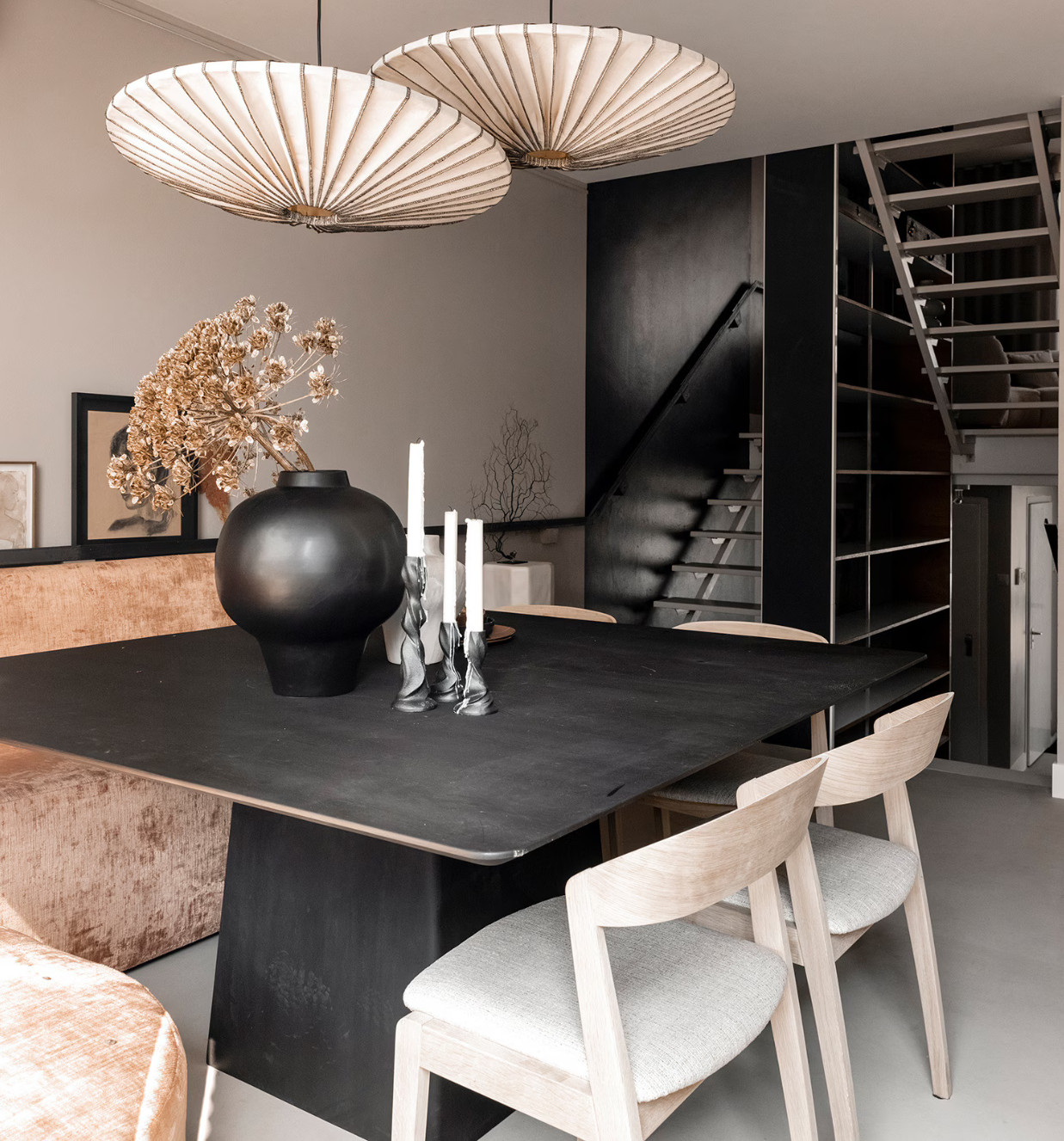salle à manger avec banc décoration contemporaine