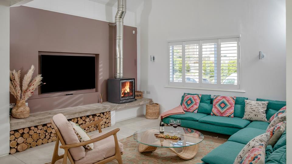 salon mur rose avec cheminée The Pink House Cornouailles maison de plage salon mur rose avec cheminée The Pink House Cornouailles maison de plage