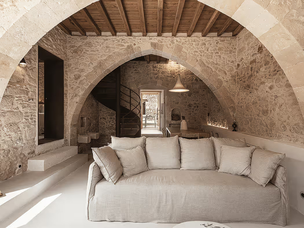 salon avec ouverture cintrée maison en pierres avec piscine en Crète Corte Interna