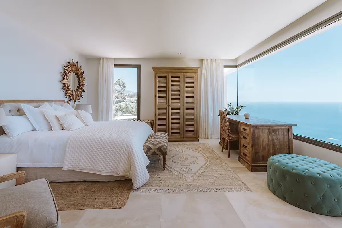 chambre avec baie vitrée vue mer décoration contemporaine