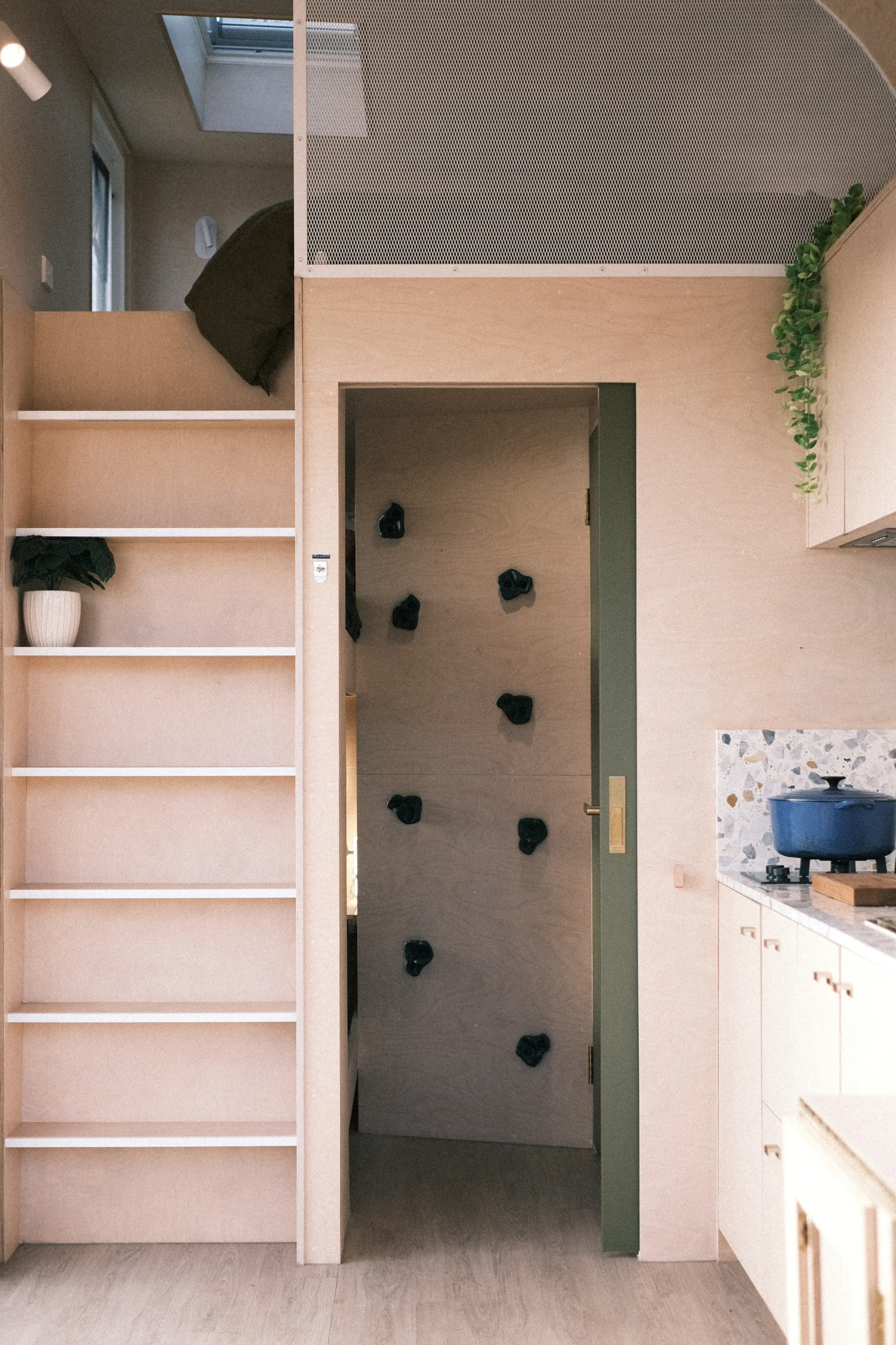 intérieur petite maison 20m2 avec terrasse bois Base Cabin