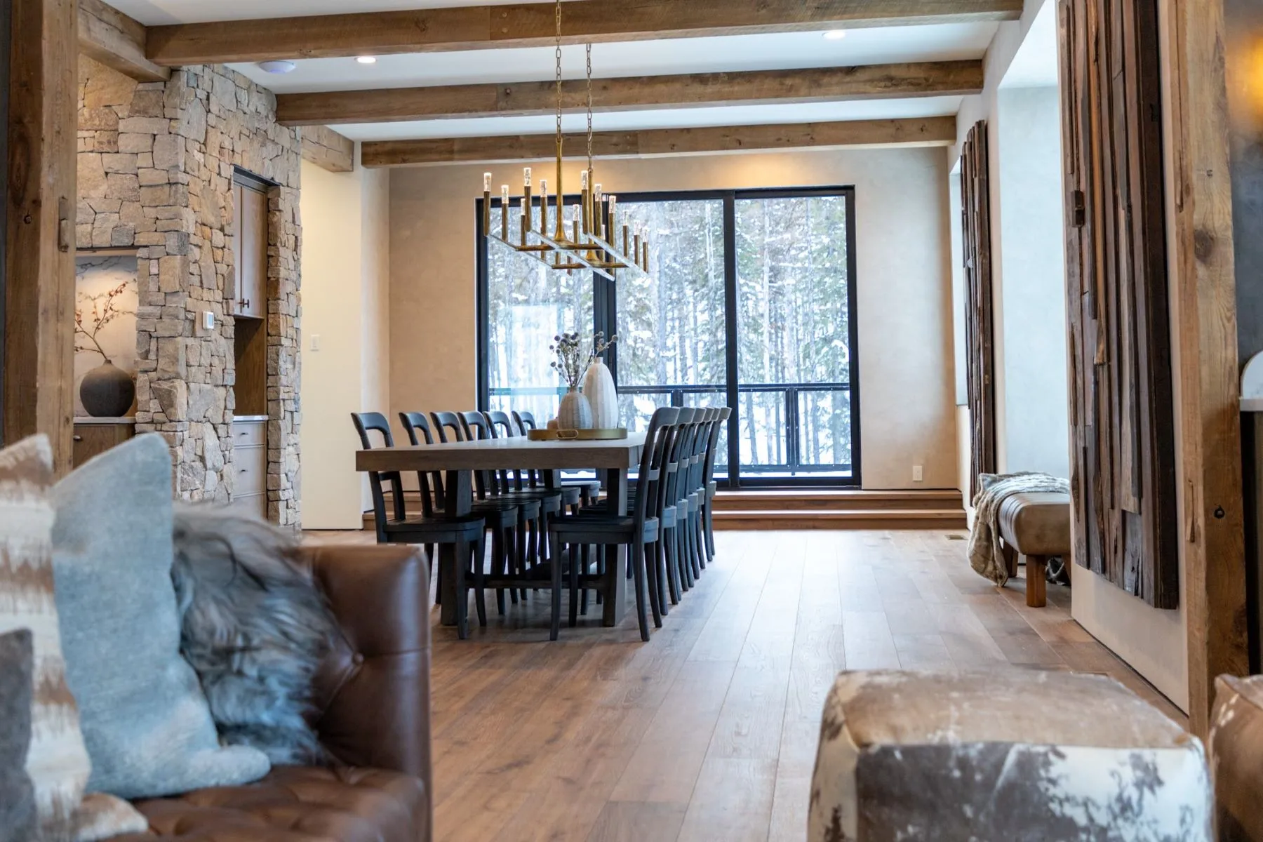 salon et salle à manger chalet avec baies vitrées et paysage de montagne