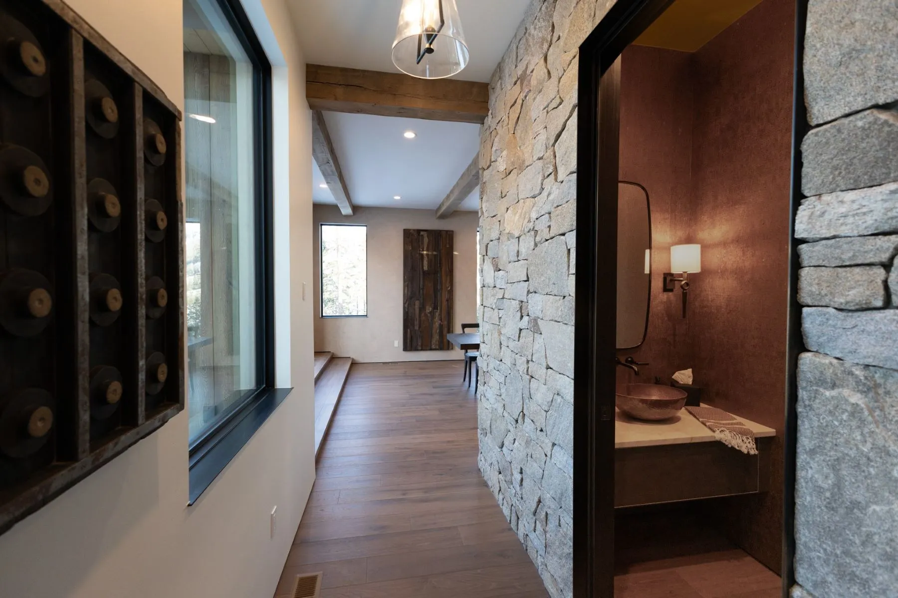 couloir avec mur de pierres
