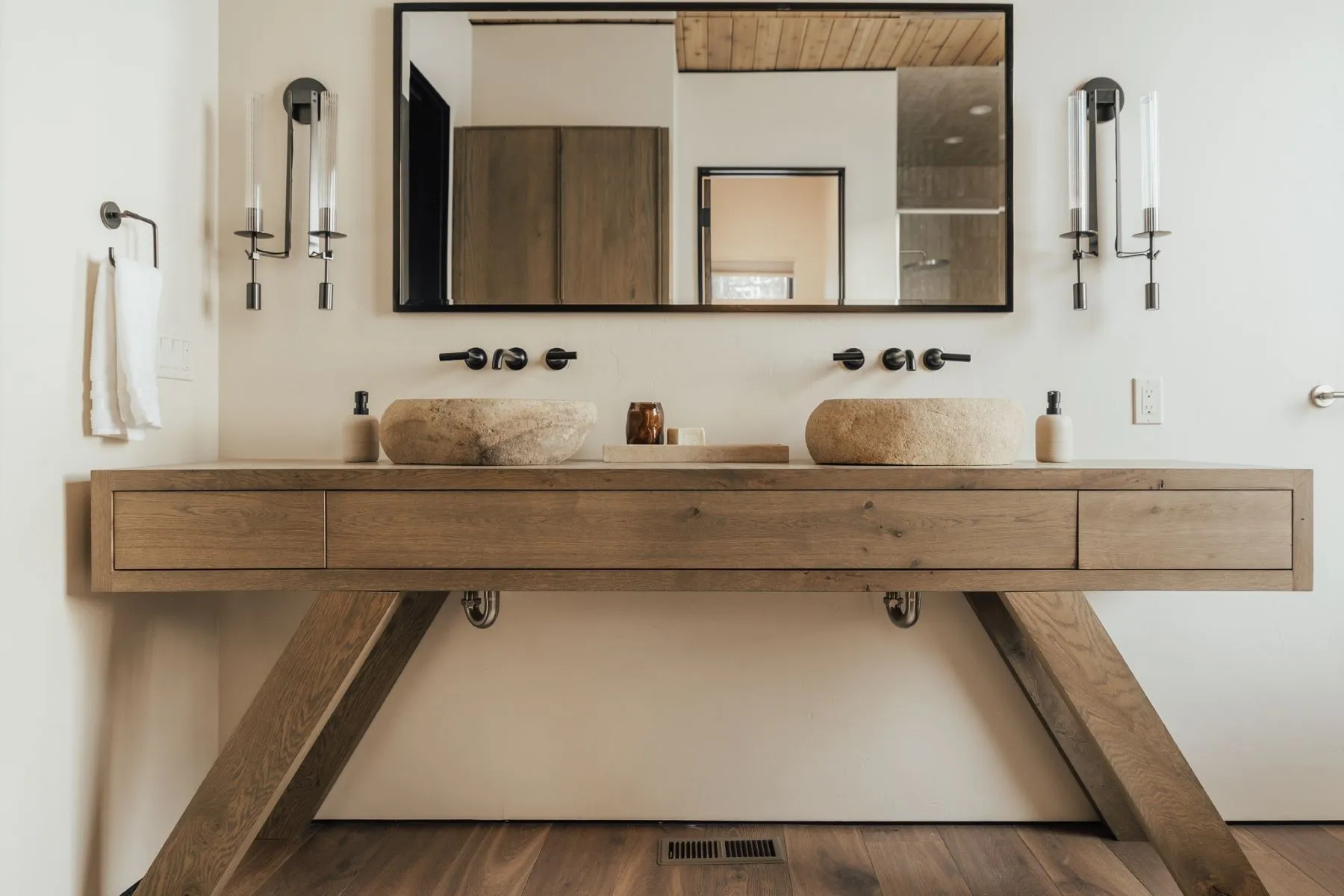 salle de bain contemporaine bois et vasques pierre