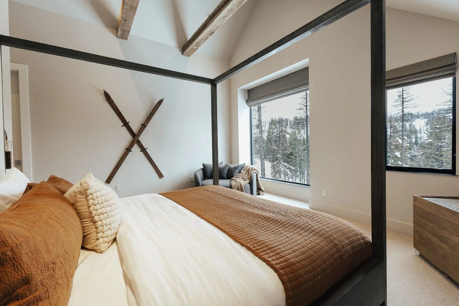 chambre chalet avec lit à baldaquin et paysage montagnard