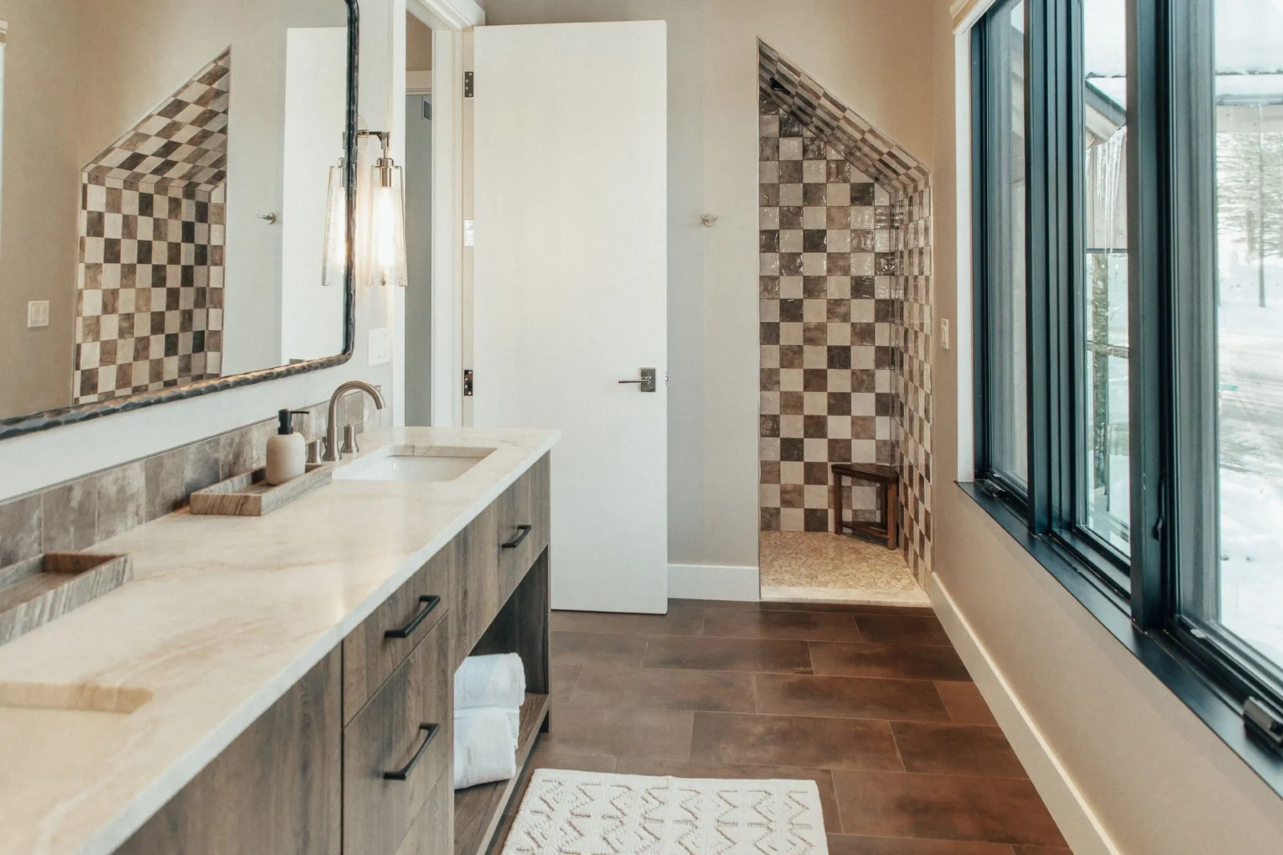 salle de bain moderne carrelage à damier
