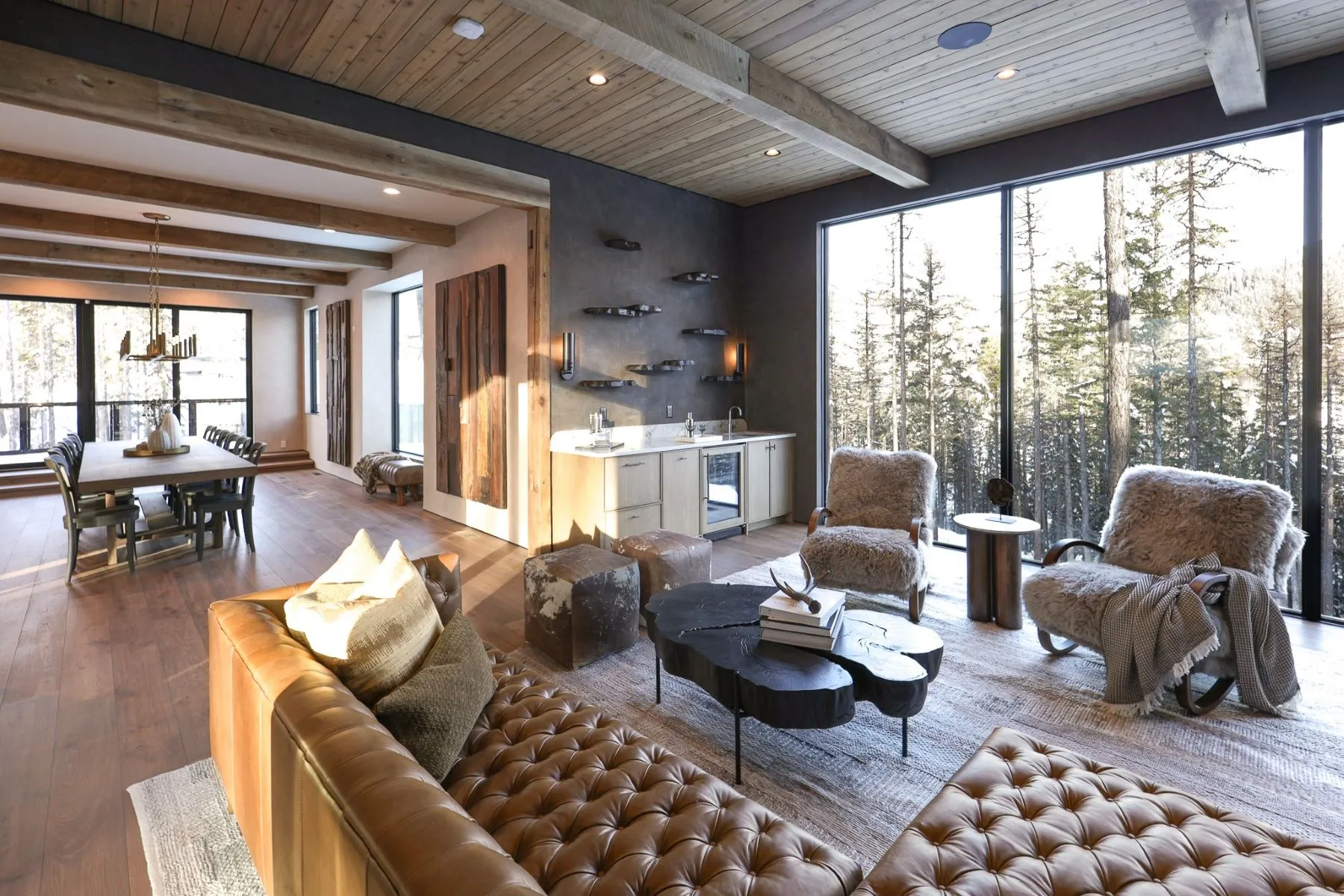 salon et salle à manger chalet avec baies vitrées et paysage de montagne