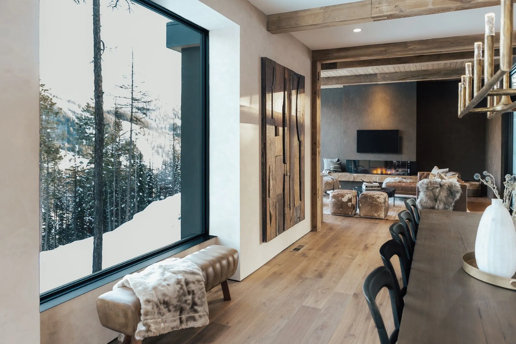 salon et salle à manger chalet avec baies vitrées et paysage de montagne