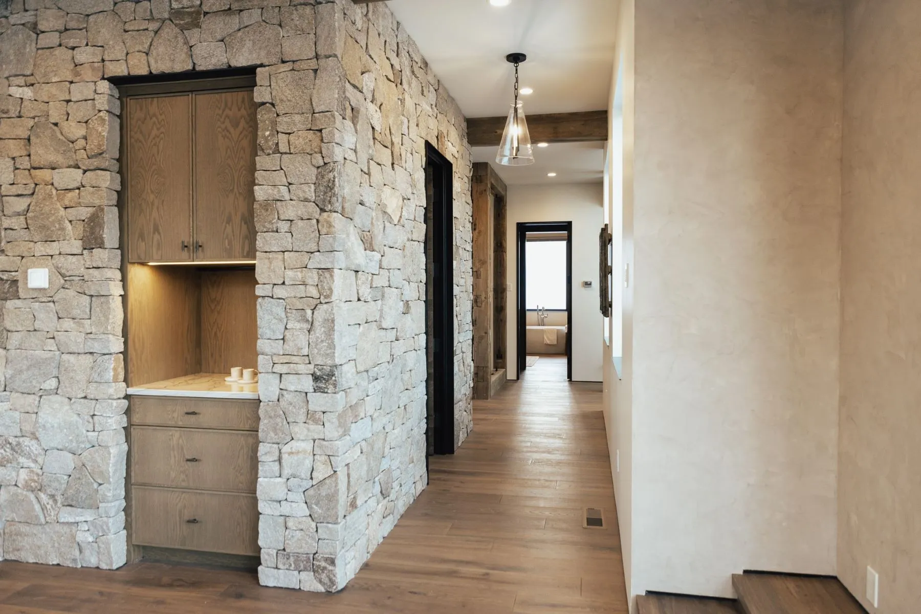 couloir avec mur de pierres