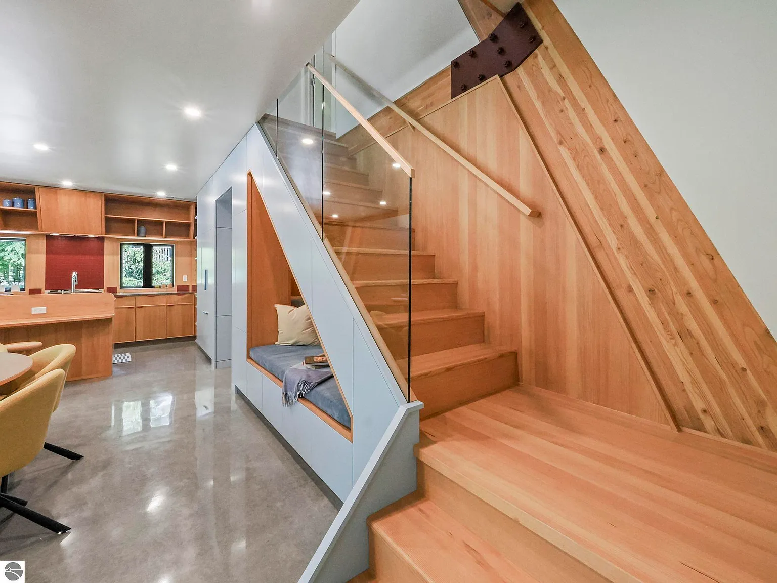 escalier bois et garde-corps verre