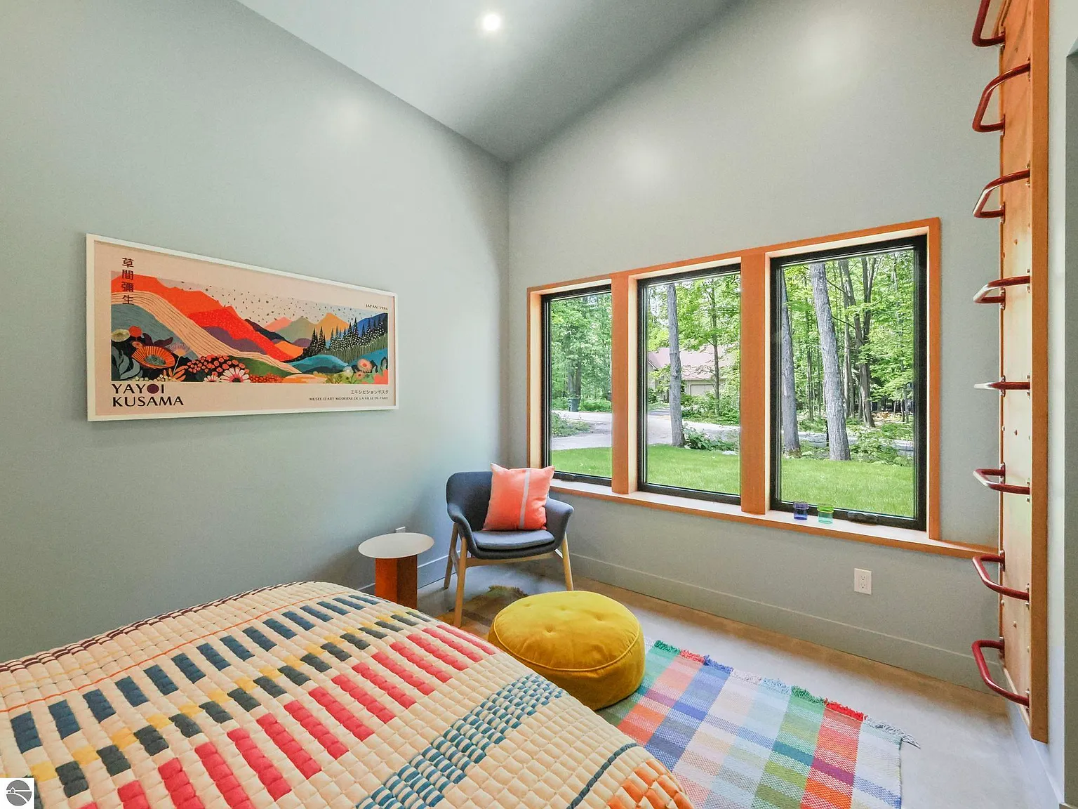 chambre décoration colorée mid-century avec mezzanine