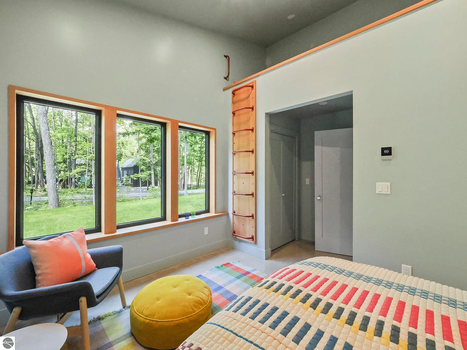 chambre décoration colorée mid-century avec mezzanine