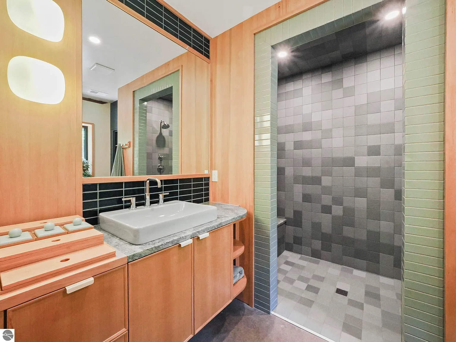 salle de bain bois et grise