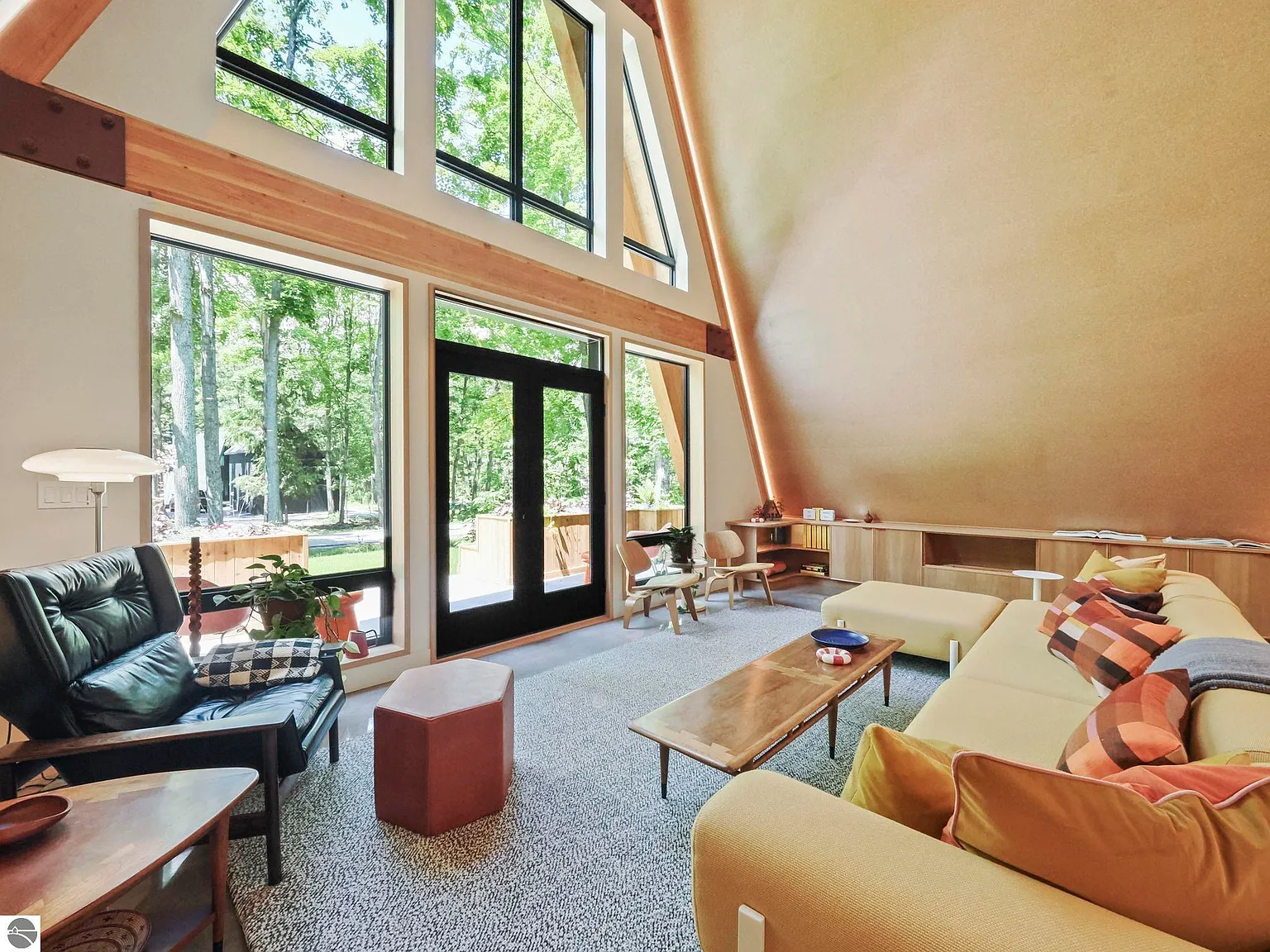 salon double hauteur maison A-Frame moderne décoration colorée mid-century