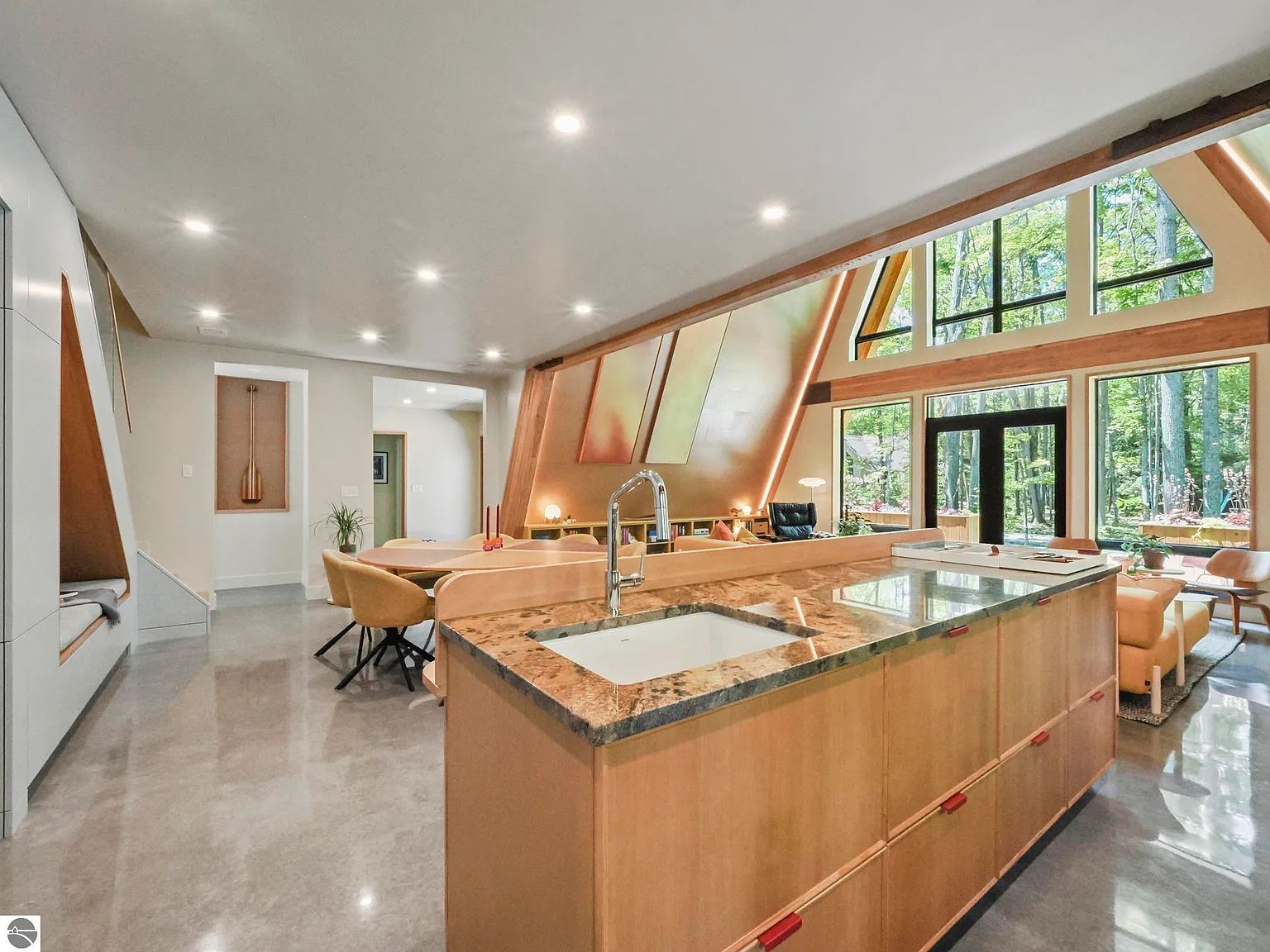 cuisine et salon double hauteur maison A-Frame moderne décoration colorée mid-century
