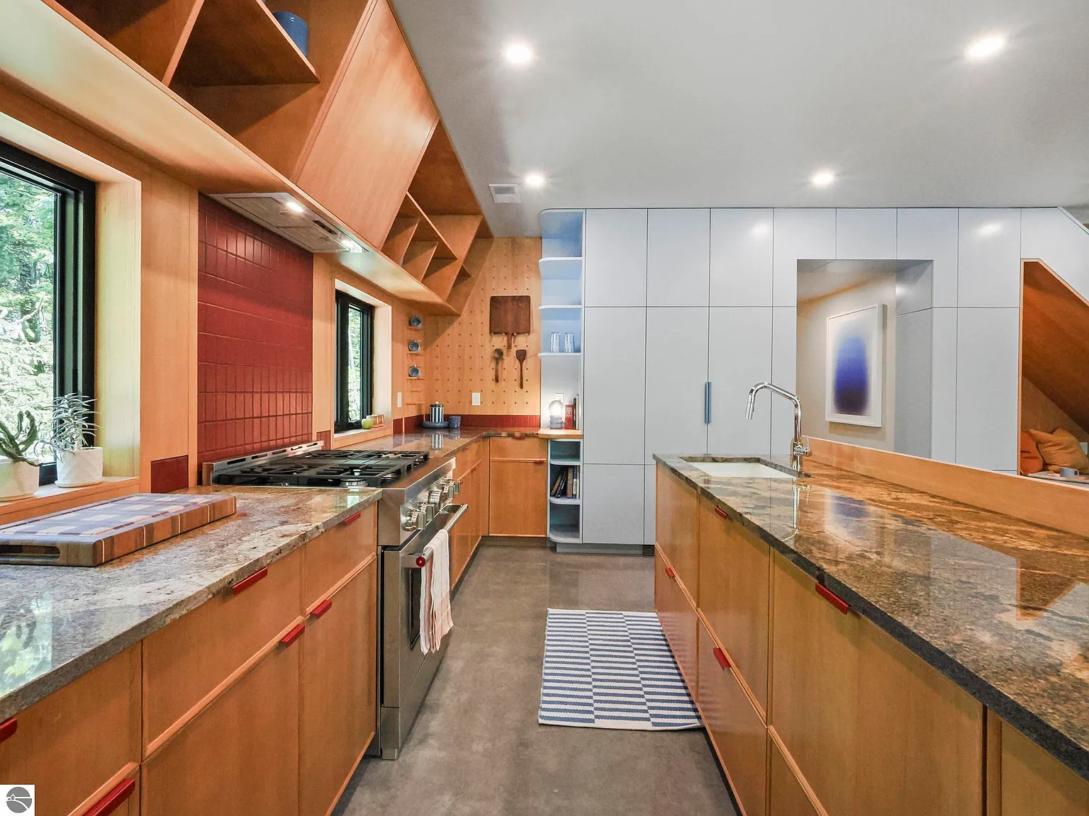 cuisine maison A-Frame moderne décoration colorée mid-century
