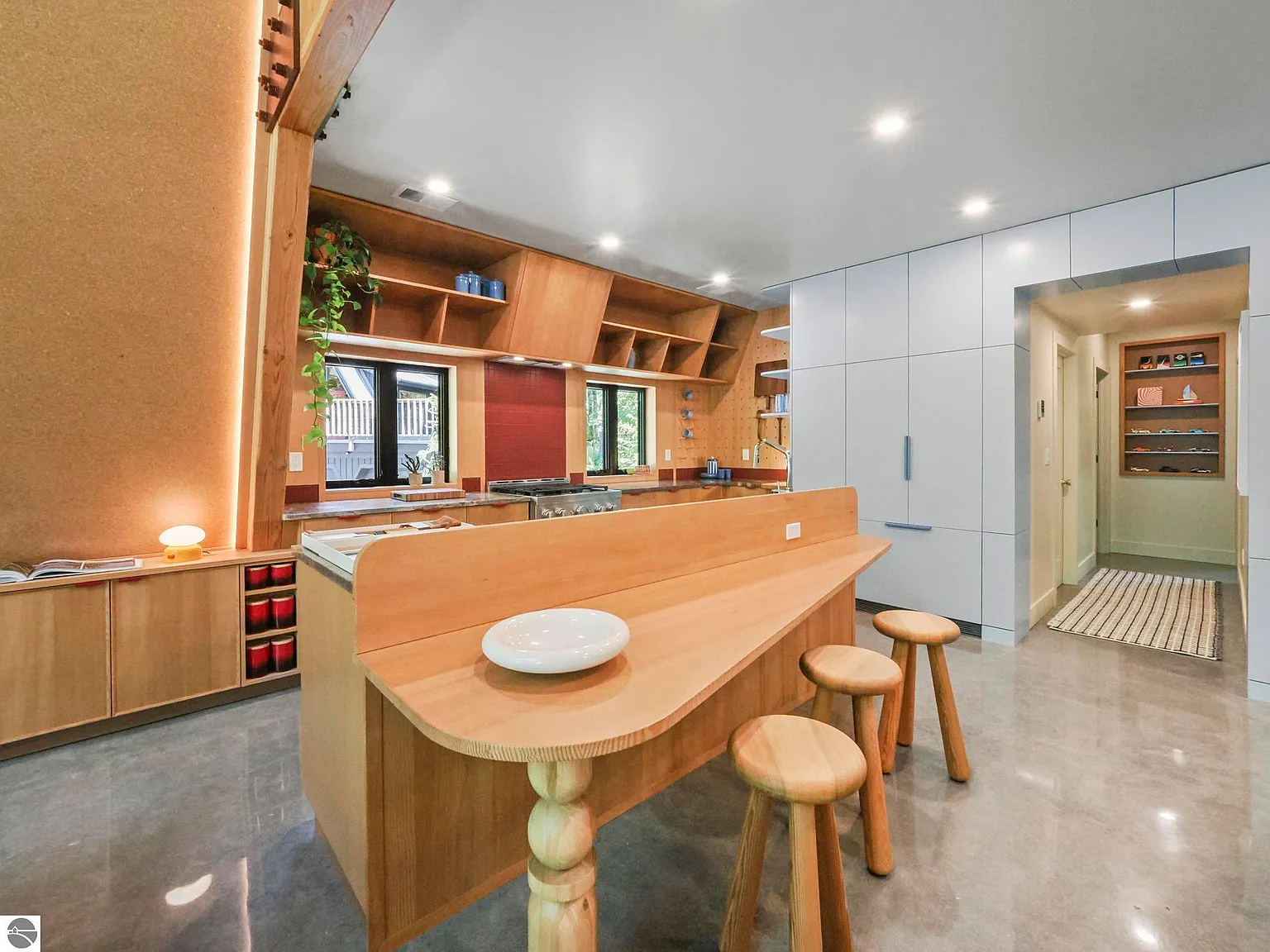 cuisine maison A-Frame moderne décoration colorée mid-century