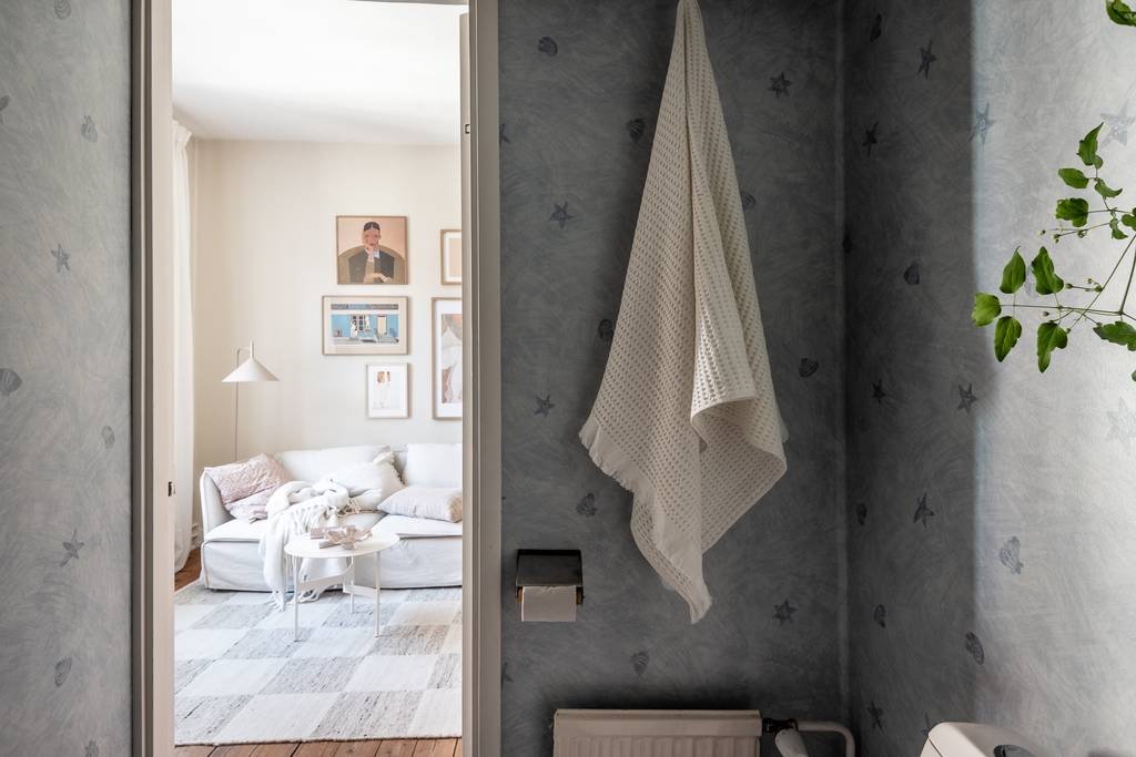 salle de bain murs papier-peint bleu