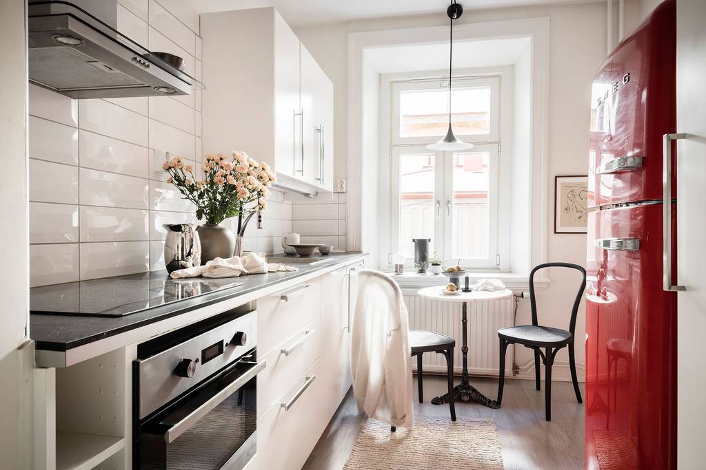 cuisine blanche avec frigo rouge vintage SMEG